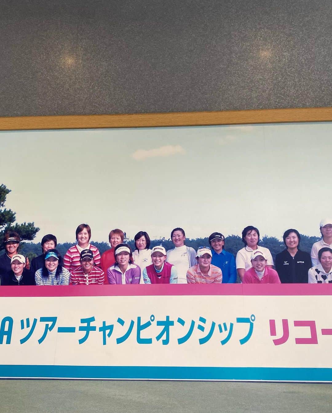 天沼知恵子さんのインスタグラム写真 - (天沼知恵子Instagram)「宮崎空港に自分がいた！  そして、題名は  『懐かしい写真』  🤣🤣🤣  笑った！！！^_^  #宮崎空港 #合宿 #来週の試合coach #レジェンズツアーに向けて自分も練習」3月20日 10時10分 - amanuma_chan.impact_a_body
