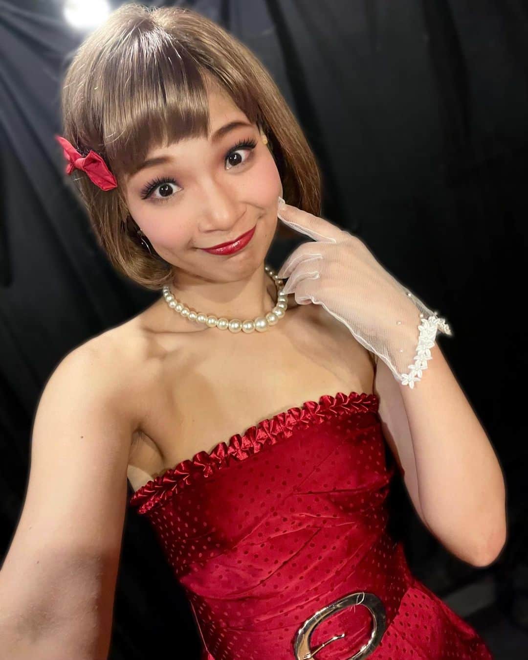 のインスタグラム：「🥜 Musical SPY×FAMILY  どうやら先日東京公演折り返しを迎えたようです。 怒涛の毎日、気づいたら日数が経っていてびっくりします。  パーティバージョンのミリーさん。この赤いドレスめーっちゃお気に入り。衣装合わせではスタッフの皆さんが原作漫画の絵を片手に、ドレスの装飾からアクセサリーの細部までこだわって下さいました。 好きすぎて、普通に欲しいレベル笑  さーて第3クールも後半戦。頑張ります。  #ミュージカルspy #スパイファミリー #spyfamily  #帝国劇場」
