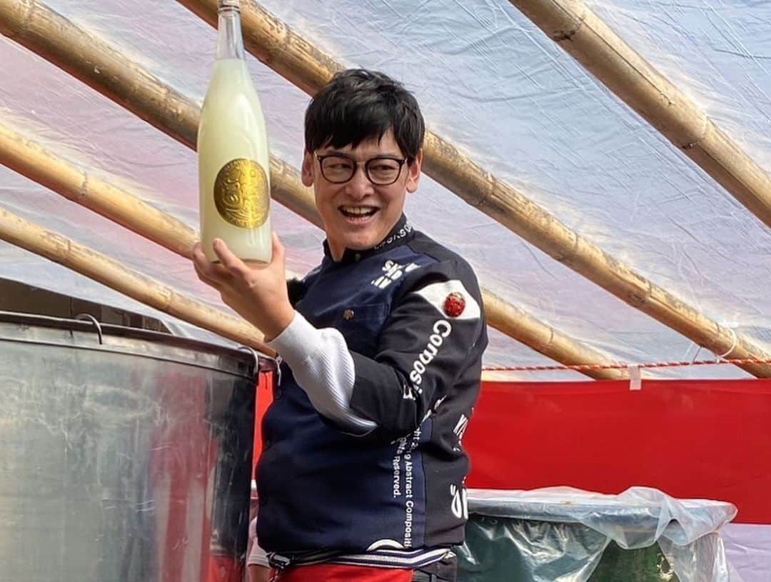 北堀江ほおずきのインスタグラム：「当店で4月12日(火)にシャンプーハットてつじさん主催の日本酒利酒会を開催します❗️ てつじさんが、日本酒を田植え　稲刈り　精米　麹つけ　仕込み発酵　袋吊り　瓶詰めまですべての工程を体験できるプロジェクトでできた【てつじの酒】と、てつじさんがセレクトした当店の藁焼きや和食の逸品に合う日本酒を楽しめる会です✨  当店の藁は、てつじの酒プロジェクトで作った東大阪産の山田錦の稲藁を使っていますので、日本酒造りに使った米とその米の藁を使った藁焼きを楽しめるのは当店だけ❗️  今年のてつじの酒は、爽やかで甘味と酸味がが口の中で風となって吹いた、まさにそよ風の様な日本酒で、4月の初鰹の藁焼き塩たたきと相性抜群ですよ😆 ご予約は【06-6536-0577】に『4月12日の利酒会』とお伝え下さい。 みなさまのご来店心よりお待ちしております😊  4月12日(水)20:00から32名 会費税込10000円※日本酒以外も飲み放題付  北堀江 ほおずき 06-6536-0577 大阪府大阪市西区北堀江1-14-24 ラポール四ツ橋 B1F https://tabelog.com/osaka/A2701/A270201/27109676/」