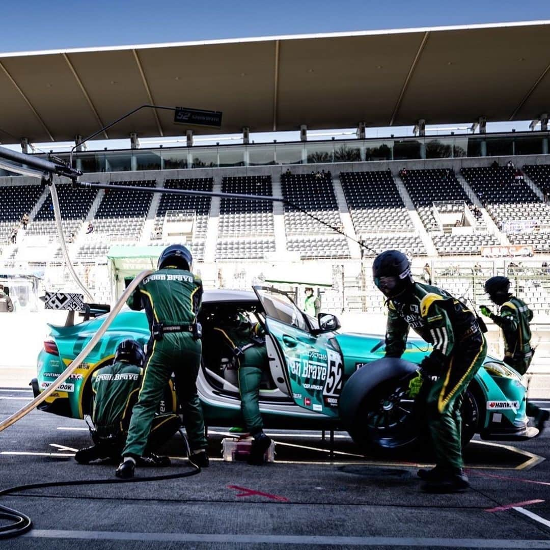 有栖未桜さんのインスタグラム写真 - (有栖未桜Instagram)「スーパー耐久Rd.1 鈴鹿戦🏎🏁 ⁡ 今年はクラウンからスープラとなり クラスもST-Z初参戦と心機一転で挑んだ開幕戦！ レースは途中で赤旗中断となりましたが 52号車は見事優勝しました！！！！🏆💚 途中抜かれたりと気を許せないレースでしたが 52号車のドライブ力とブレインはほんとに凄いです…！！👏 ⁡ ポールトゥウィン最高すぎる…！！！！😭✨✨ ⁡ ⁡ 今年も大好きなチームの表彰台を見ることができて 幸せだし幸先良すぎるスタート嬉しすぎますね！😖💚💚 みなさん2日間たくさんの応援 ありがとうございました！！！！ ⁡ 次の24hレースも厳しいレースが予想されますが 一緒にGreenBraveへ熱いエールを送りましょう🤘🏻🔥 次戦もよろしくお願いします💚💚 ⁡ ⁡ ⁡ #スーパー耐久 #s耐 #埼玉トヨペットgreenbrave #greenbrave #埼玉トヨペットサポーターズ2023 #レースクイーン #rq #コスプレイヤー #ショートカッ党 #ポートレートモデル #有栖未桜 #みおるー沼 #followme」3月20日 10時28分 - miiion_official