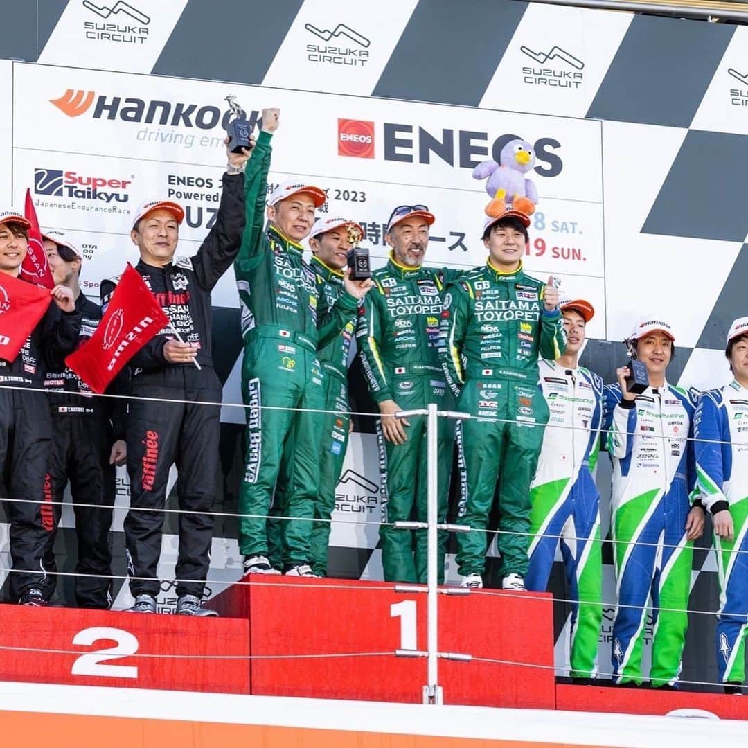 有栖未桜さんのインスタグラム写真 - (有栖未桜Instagram)「スーパー耐久Rd.1 鈴鹿戦🏎🏁 ⁡ 今年はクラウンからスープラとなり クラスもST-Z初参戦と心機一転で挑んだ開幕戦！ レースは途中で赤旗中断となりましたが 52号車は見事優勝しました！！！！🏆💚 途中抜かれたりと気を許せないレースでしたが 52号車のドライブ力とブレインはほんとに凄いです…！！👏 ⁡ ポールトゥウィン最高すぎる…！！！！😭✨✨ ⁡ ⁡ 今年も大好きなチームの表彰台を見ることができて 幸せだし幸先良すぎるスタート嬉しすぎますね！😖💚💚 みなさん2日間たくさんの応援 ありがとうございました！！！！ ⁡ 次の24hレースも厳しいレースが予想されますが 一緒にGreenBraveへ熱いエールを送りましょう🤘🏻🔥 次戦もよろしくお願いします💚💚 ⁡ ⁡ ⁡ #スーパー耐久 #s耐 #埼玉トヨペットgreenbrave #greenbrave #埼玉トヨペットサポーターズ2023 #レースクイーン #rq #コスプレイヤー #ショートカッ党 #ポートレートモデル #有栖未桜 #みおるー沼 #followme」3月20日 10時28分 - miiion_official