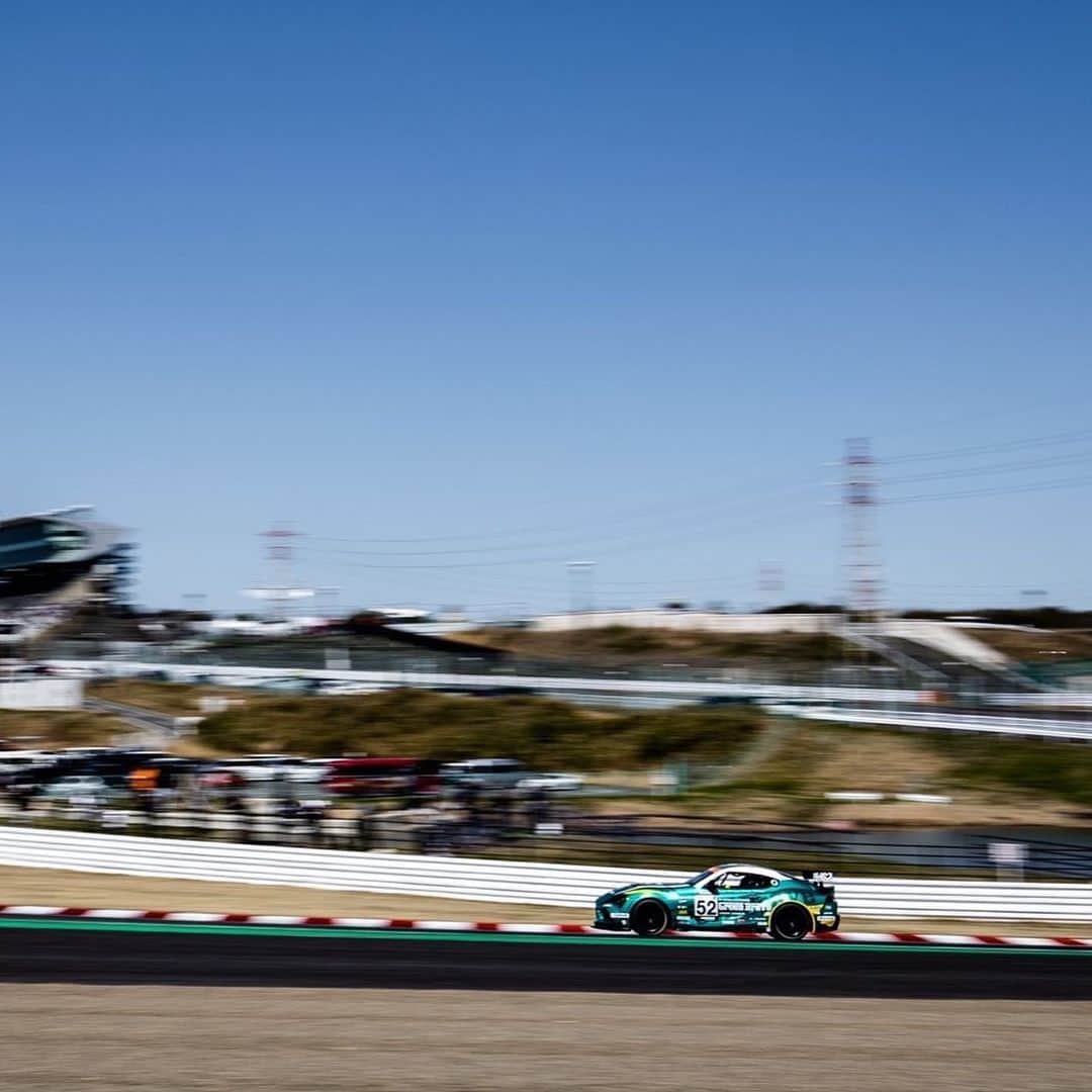 有栖未桜さんのインスタグラム写真 - (有栖未桜Instagram)「スーパー耐久Rd.1 鈴鹿戦🏎🏁 ⁡ 今年はクラウンからスープラとなり クラスもST-Z初参戦と心機一転で挑んだ開幕戦！ レースは途中で赤旗中断となりましたが 52号車は見事優勝しました！！！！🏆💚 途中抜かれたりと気を許せないレースでしたが 52号車のドライブ力とブレインはほんとに凄いです…！！👏 ⁡ ポールトゥウィン最高すぎる…！！！！😭✨✨ ⁡ ⁡ 今年も大好きなチームの表彰台を見ることができて 幸せだし幸先良すぎるスタート嬉しすぎますね！😖💚💚 みなさん2日間たくさんの応援 ありがとうございました！！！！ ⁡ 次の24hレースも厳しいレースが予想されますが 一緒にGreenBraveへ熱いエールを送りましょう🤘🏻🔥 次戦もよろしくお願いします💚💚 ⁡ ⁡ ⁡ #スーパー耐久 #s耐 #埼玉トヨペットgreenbrave #greenbrave #埼玉トヨペットサポーターズ2023 #レースクイーン #rq #コスプレイヤー #ショートカッ党 #ポートレートモデル #有栖未桜 #みおるー沼 #followme」3月20日 10時28分 - miiion_official