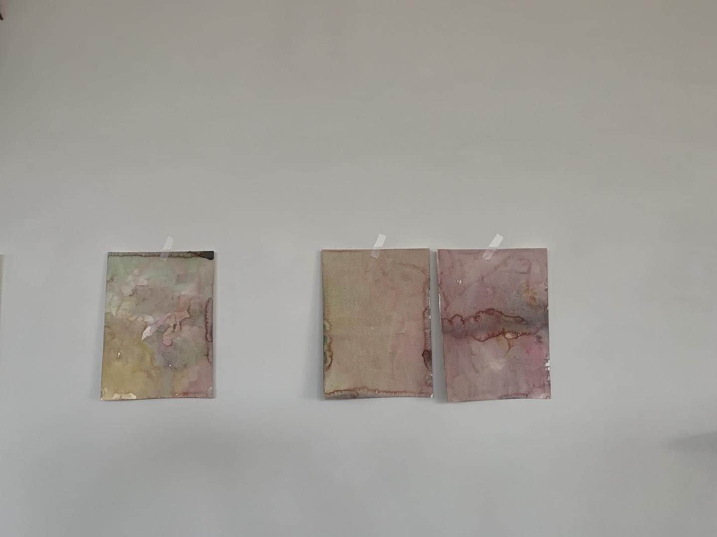 のインスタグラム：「春分の日のSALT and CAKE  NAOTAROくんの原画展開催中 @my_name_is_naotaro   お料理部門では、 諏訪のあゆみ食堂から @ayumishokudo  あゆみちゃんチームがやってきます🌞 食材のメインは塩山の無農薬農家さん @marukaminouen さんのお野菜を中心に滋味美味いお弁当を作ってくださるそう！  予約が埋まってきているそうですので 確実にご購入されたい方は是非ご予約ください◎ (本日は15時までランチタイム営業をされていますので、 どうぞご配慮いただけましたらありがたいです☺️)  お弁当ご予約受付　あゆみ食堂 電話番号0266-75-2720  絵　NAOTARO」