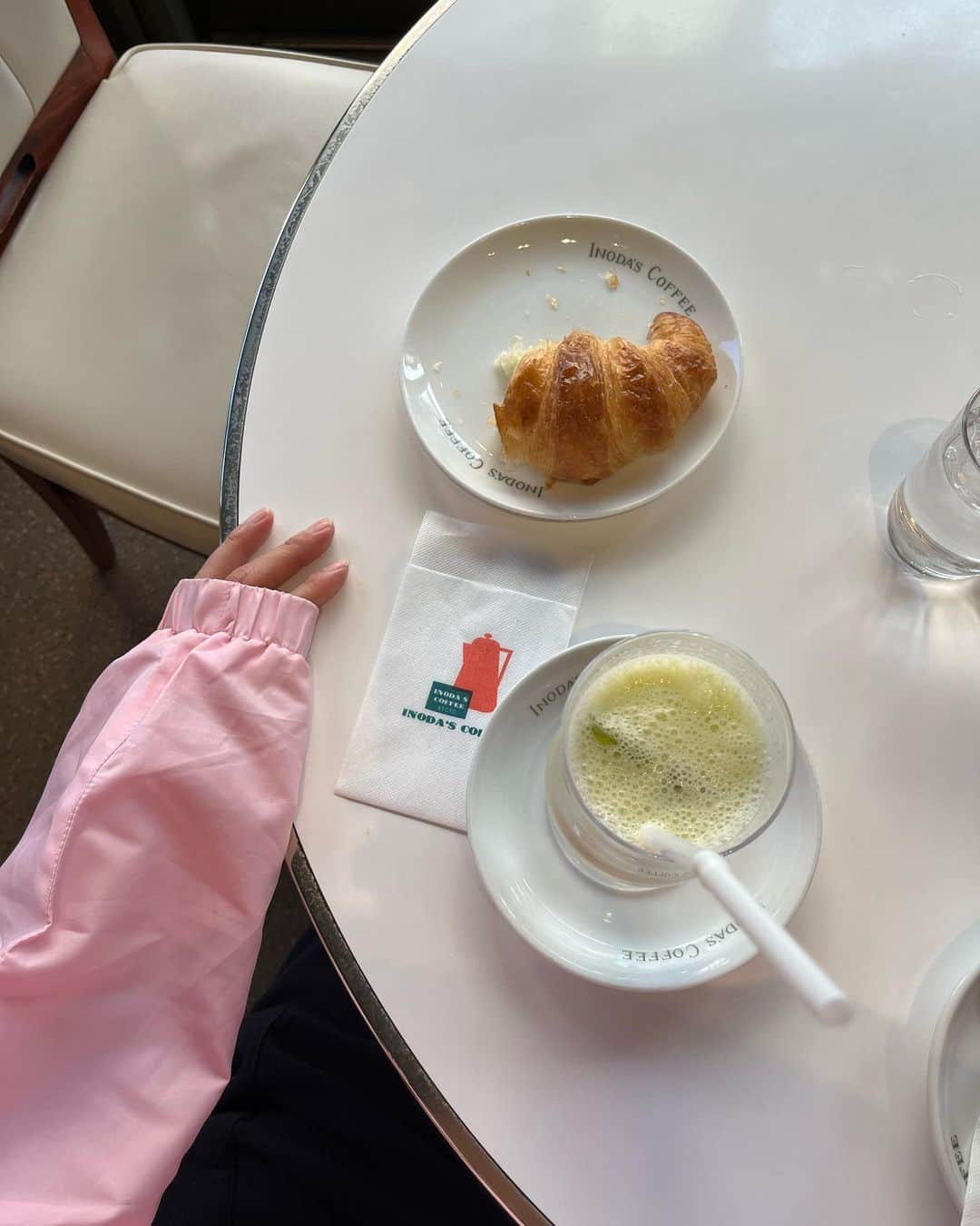 のインスタグラム：「春ですな🌼イノダコーヒーでまさかのメロンジュース頼んでみたけど美味しかった…！🍹🍈🍈 京都の朝はイノダコーヒーの香りから。ってのがキャッチコピーらしいんだけどすごくいい言葉☕️頼んだのはメロンジュースときのこポタージュだけど、、、😂 おばあちゃんになったら毎日こういう喫茶店に来たい🌸と思っているので京都にきたら予行演習しにいってる😂☕️ 着物のおじいちゃんとか、明らかに面白そうな人生だったんだろうなと思うお年寄りがたくさんいる京都、、！ またイメトレしに行きます💫 . ｴﾆｳｪｲ明日春分なんですけど、夏至に向けて太陽が高くなってきてるので 私にはちょっと辛い時期🌸朝が明るすぎてよく眠れない💤全世界が眩しい😎調べてみたら春は眠りが不安定になりやすいみたい。睡眠時間も少しずつ短くなるのだと思う💤 なんか眠くないですか❓ だからちょっとだけ早寝にリズムを調整して、このイノダコーヒーの朝みたいにフレッシュモーニングを楽しみたい🌞 . 衣替えしてる人も多いと思うのですが スキンケアや生活リズム、食もそれと同じノリで少しずつ調整すると元気でいられるのではと思います。 環境に合わせて少しずつ調整する力だね😊 . 🌟お知らせ 今週は春分やら新月やら色々あるのでpodcastでお話してみましたきいてね 【福本敦子のきくこすめ】」