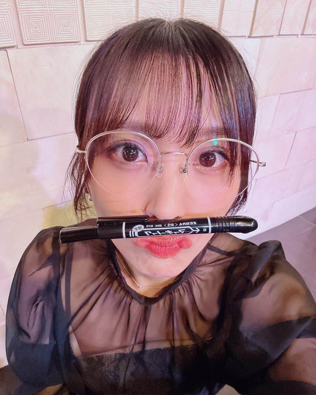 根岸愛のインスタグラム：「🤓🖋🤓 .  🥸  #メガネ女子 #眼鏡 #眼鏡女子  #根岸愛大先生似顔絵工房」