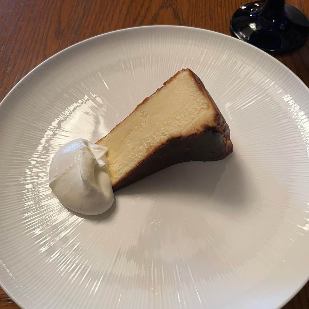 田中琴乃さんのインスタグラム写真 - (田中琴乃Instagram)「・ ランチへ  予約したとのことで大慌てで準備。身支度整えるのもすごく早くなりました。  チーズケーキが絶品。 テイクアウトもあったので、今度買いに行こう😋  #ラメゾンキオイ」3月20日 11時16分 - tanakakotono