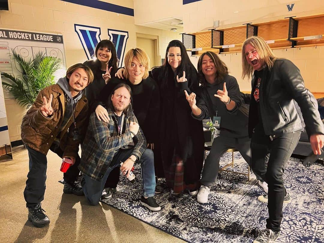 Toru さんのインスタグラム写真 - (Toru Instagram)「Thank you for a great time!! @evanescenceofficial  #willofthepeople #evanescence #oneokrock」3月20日 11時14分 - toru_10969