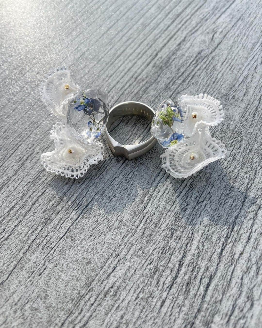 芽朗さんのインスタグラム写真 - (芽朗Instagram)「lace pierce &earrings 🎗  #mellowbridal  bridalオーダーにて、アクセサリーもドレスを着ている様なデザインで提案をしているピアスが花嫁様に好評で嬉しい。  サイズ感やlaceを造形的に形を作ることによって甘くなりすぎずに お式後もシンプルなお洋服の日の ポイントにスタイリングし易いデザインを心がけています。  ブライダルのご質問等、メールにて お気軽にお問合せ下さい💍  #mellowfukushima #bridal #wedding」3月20日 11時19分 - mellowfukushima