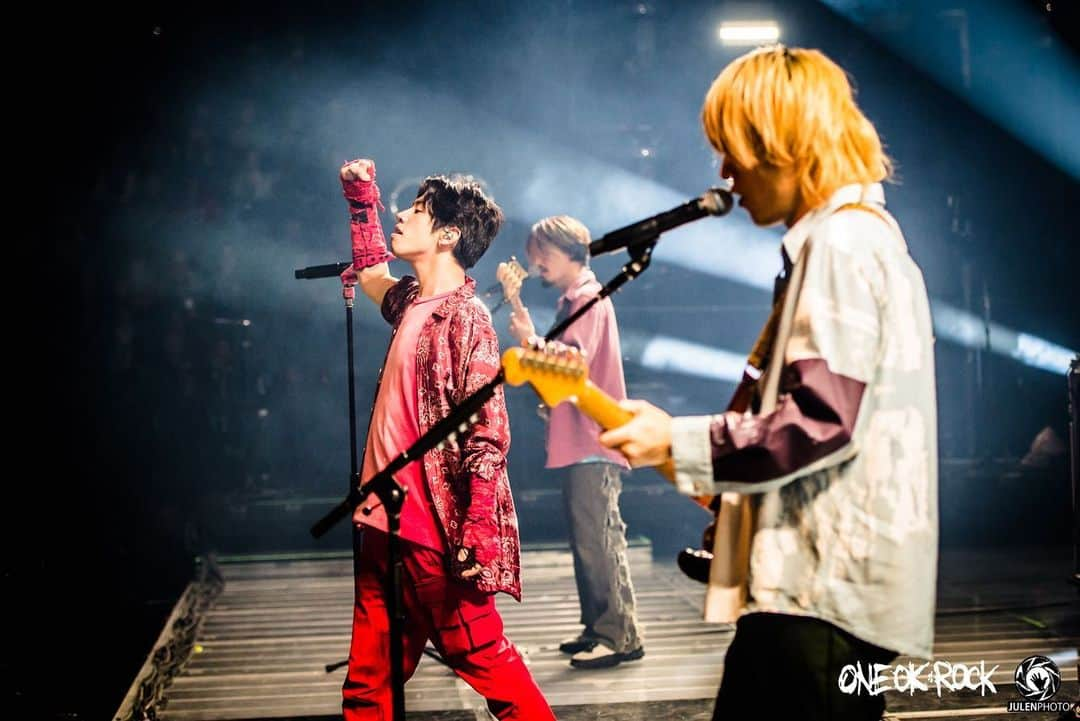 ONE OK ROCKさんのインスタグラム写真 - (ONE OK ROCKInstagram)「Philadelphia!! Thanks for having us on tour @muse @evanescenceofficial  We had an awesome time!!   photo by @julenphoto  #oneokrock #MUSE #US #tour」3月20日 11時22分 - oneokrockofficial