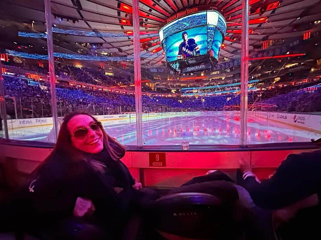 リンダ・エヴァンジェリスタのインスタグラム：「First time for everything. 🏒 @carlynecerfdedudzeele ♥️ @lukevangelista 💛 #77 #smashvillepredators #nashvillepredators  #MSG @predsnhl @nyrangers」