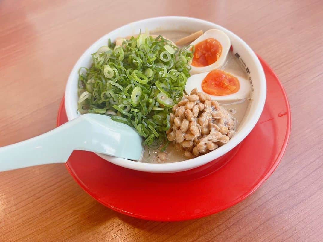 水城なつみのインスタグラム：「#天下一品 で必ず頼む#納豆ラーメン  こってりスープに納豆のねばねばが相性抜群🥰  締めは必ずスープとご飯が鉄則です。  #天下一品こってり  #水城なつみ #納豆」