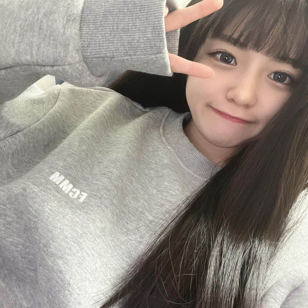 のインスタグラム：「いつでも可愛い @fcmm_official のトレーナー🫶  メンズライク好きな人とかおすすめ！！ 男女どちらも着れるよ！！  #ootd #fcmm #韓国ファッション #韓国ブランド #韓国通販 #トレーナーコーデ  #スウェット」