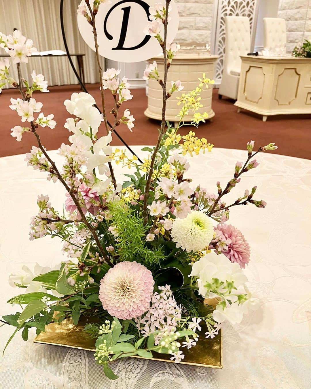 THE KASHIHARA(旧橿原ロイヤルホテル)のインスタグラム：「心に染み入る 幸せな和のコーディネートに  ご結婚誠におめでとうごさまいます🌸  #和婚ウェディング #2023春婚 #2023夏婚 #2023秋婚 #橿原神宮挙式 #屋外独立型チャペル #チャペル挙式 #thekashihara  #橿原ロイヤルホテル #weddingparty #披露宴  #披露宴会場 #披露宴演出 #披露宴レポ  #奈良#wedding  #japanwedding  #weddingparty  #挙式#前撮り#和装 #ならよめ #プレ花嫁#関西プレ花嫁 #日本中のプレ花嫁さんと繋がりたい  #marryxoxo #marry花嫁 #ウェディングメニュー」