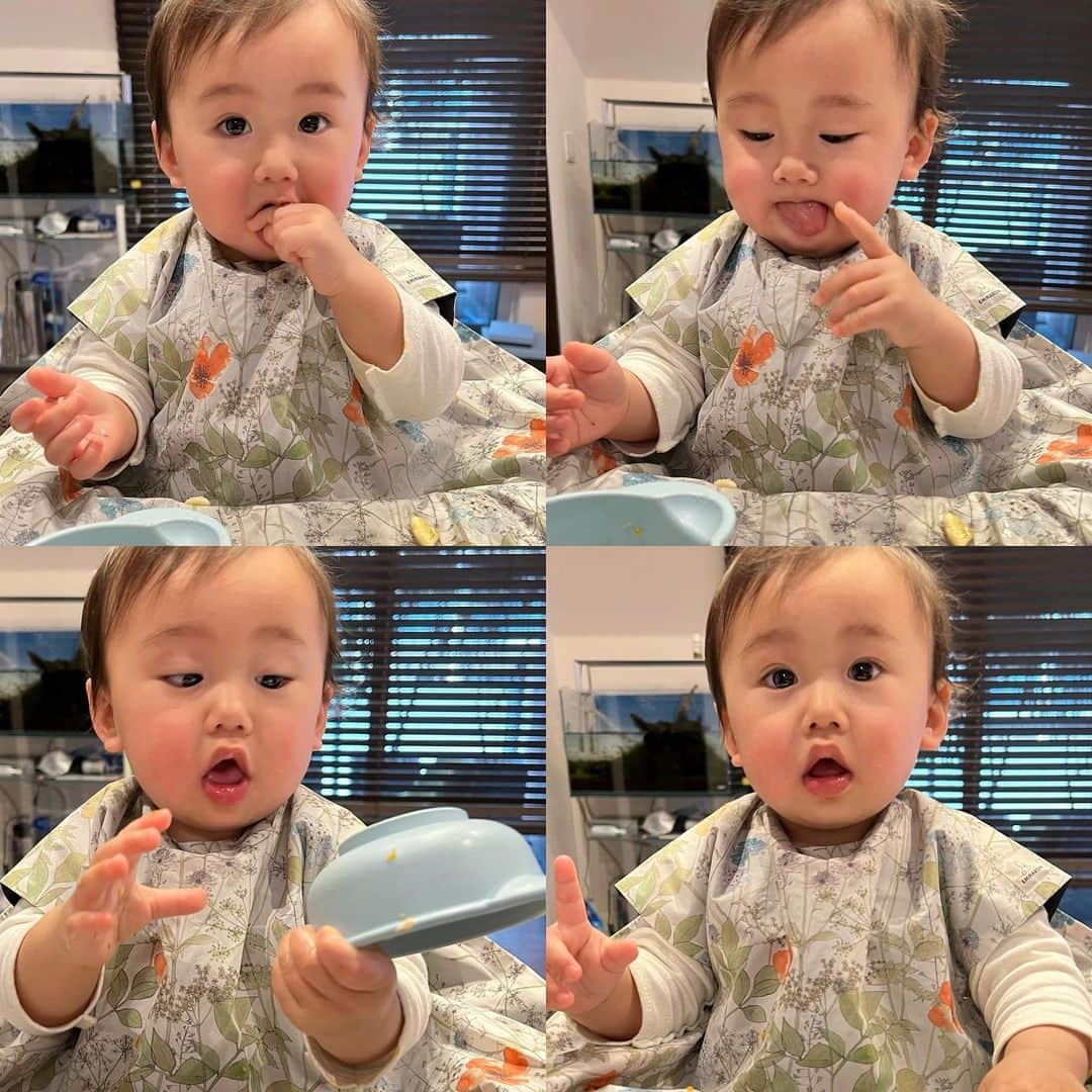 島袋聖南のインスタグラム：「ぴよくん楽しんで手づかみ食べ🧏🏻‍♂️🥣 手づかみ食べってさ、後片付けが大変だけど成長過程には大切だよね🥹 エマロン、デザイン可愛いし片付け楽だからおきに♡ #生後11ヶ月 #離乳食後期 #手づかみ食べ」