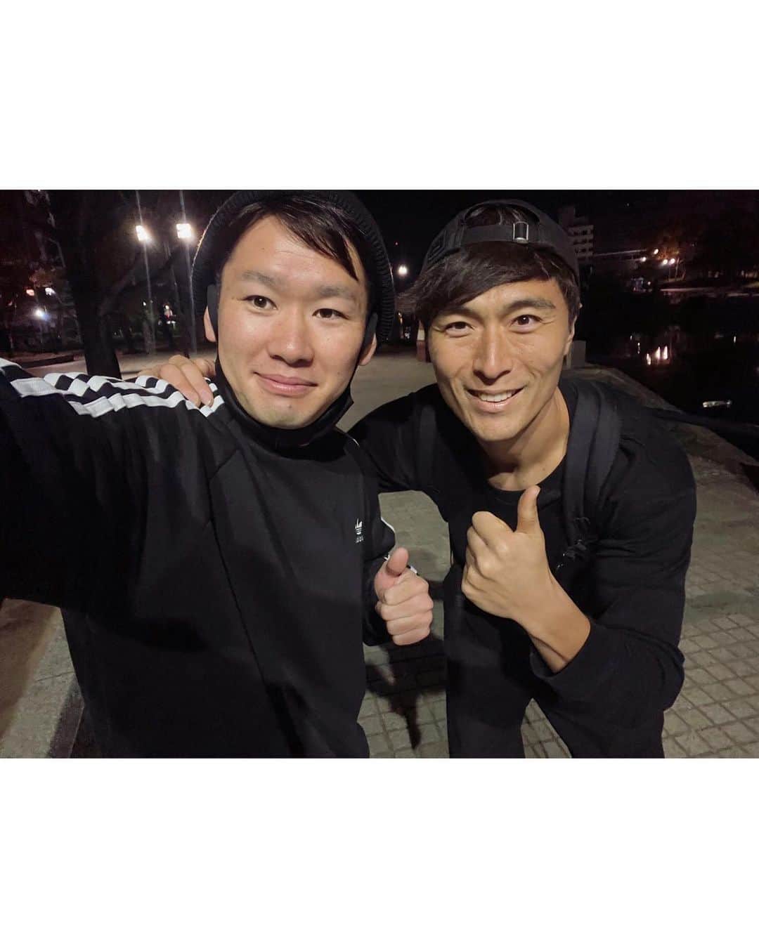 北野貴之のインスタグラム：「🇬🇧イギリスで初めてあって その日一気に語り尽くした、愛くるしい壮也❤️‍🔥 @soya.takahashi3  壮也はイギリスで出逢ったとき、若くして凄いチャレンジャー精神でヨーロッパを横断していたのを覚えているよ🔥 日本に帰ってきて、広島での再会本当に嬉しいよ‼️ありがとう‼️ 壮也と来た理由は 自分にとって、サンフレッチェ広島との試合前に必ず夜と朝、訪れた場所。。  1人できたりチームメイトと散歩したり、今回は壮也と。 大切している場所での、再会🇯🇵 また、世界を目指してしばし日本で定期的に会おうね🔥 お互いに世界を目標に  #ギラギラ #ワクワク #トキメキ」