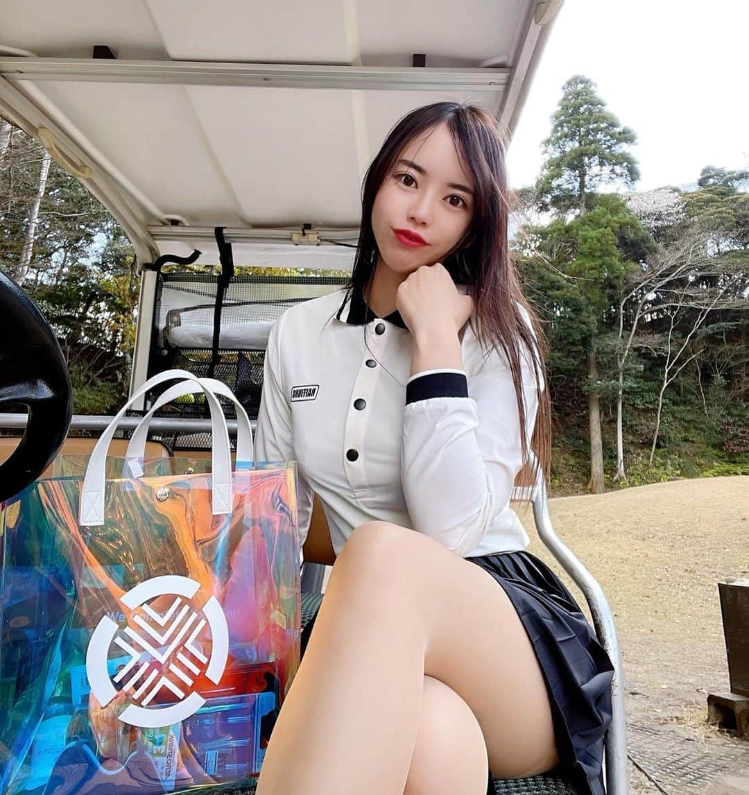 のインスタグラム：「春らしくなってきましたね🌸 今日は全身韓国ルック🇰🇷  ピカピカのバック( @idea_golf_gear )は  Amazonで買えるようになるみたい✨  . . .  #ゴルフ女子#ゴルフ男子#ゴルフ初心者#ごるふ女子#ごるふ男子#ゴルフ女子初心者#ゴルフコーデ#ゴルフウェア#インスタゴルフ女子#インスタゴルフ部#女子ラウンド#高尔夫#골프#美脚#ミニスカ#美脚#脚やせダイエット#足痩せ#トレーニング#お尻#おしり#おしりフェチ#ラウドマウス#韓国ヘア#絶対領域」