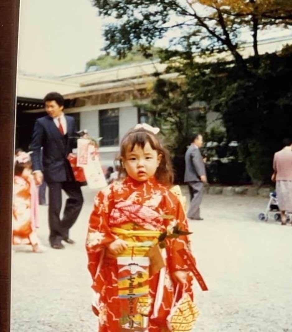 木下あゆ美のインスタグラム：「ママそっくりだね、なんて言われて、そう？☺️なんて喜んでたけど、子供の頃の写真、全然似てないわww   #娘のが100倍かわいい #髪の毛が茶色いのは遺伝」