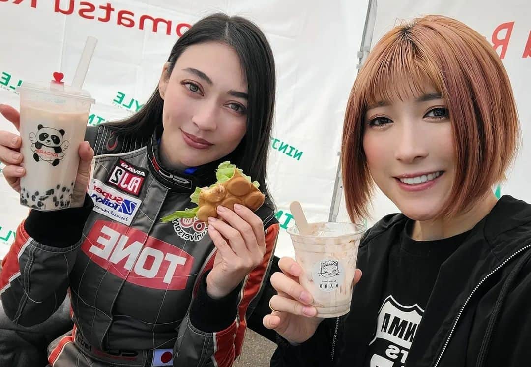石関友梨のインスタグラム：「世界一の美人レーサー塚本奈々美さん⁡ ⁡こんなにお綺麗な女性のにドリフトテクニック半端ないです😂⁡⁡ ⁡⁡そのギャップがまたたまりません❤⁡ ⁡ ⁡奈々美さんにご招待いただき⁡ ⁡「日産祭」へ行ってきました❤⁡ ⁡⁡ ハコスカとかケンメリとか2000gtとかとか⁡ ⁡何台も激レア車が集結してて⁡鳥肌もの！！ ⁡⁡ こんなにも沢山あると「貴重」感覚がバグってしまいます😅⁡ ⁡⁡ でもこんな激レア車を⁡ ⁡ブイブイサーキットで吹っ飛ばして⁡走行させるなんて⁡ ⁡みんな超イカれてる(褒め言葉)と思いながら⁡ ⁡拝見させていただきました😂⁡⁡ ⁡ この手の日産車は⁡⁡⁡⁡⁡ ⁡壊れたらほとんど部品が手に入らないとのことで⁡ ⁡もし事故ったら…と思うと冷や汗もので⁡ ⁡会場中の人たちの顔が青冷めるとこです😅 ⁡⁡ ⁡私は車を運転をするのが好きなだけで⁡ ⁡そんなに車詳しくないし⁡ ⁡中身の話されても全然わかりませんが⁡ ⁡そんな私でもサーキットのイベントは楽しめます🎶⁡⁡ ⁡ ⁡キッチンカ⁡ーのフードも種類豊富で美味しかったし⁡ ⁡エイベックスの音楽イベントも楽しかったです✨⁡ ⁡個人的にROLLYさんのライヴが観れて歓迎でした🤗 ⁡⁡ ⁡今回は日産の車⁡ ⁡特にスカイラインの事が知れてとても楽しかったです✨⁡ ⁡⁡ 最初ははじめちゃんの付き合いでイベント参加してたけど⁡ ⁡個人的にもサーキットのイベント観にいきたいと⁡ ⁡興味ありありです💡⁡ ⁡⁡ ⁡ #日産祭 #筑波サーキット #NISSAN #塚本奈々美  #日比野哲也  #ROLLY #スカイライン #ハコスカ  #ケンメリ #ジャパン #2000gt  #フェアレディ #旧車」