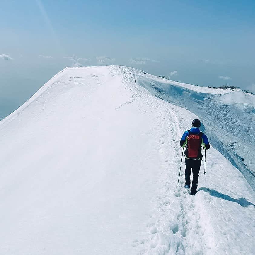 のインスタグラム：「「春雪」  山上には雪が残り。地上の気温差が大きいこの時期。MONTURAの高機能ウェアの快適性がより感じられます。  特に、年間を通して使いやすいアクティブインサレーションも絶妙な保温力のバランスの違いでラインナップを増やしています。  この春、新しいレイヤリングに挑戦してみませんか？  #モンチュラ #登山#山#トレッキング#クライミング#アウトドア #ラン#アウトドアウェア #キャンプ#montura#monturajapan #mountain #mountains #mountainlife #mountainlovers #trekking#climbing #outdoor#alpine#bouldering#trailrunning#fastpacking #travel #travelphotography #trip #nature #runnning#italy#fashion#fashionstyle」