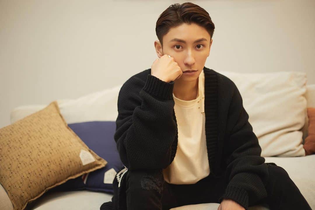 與真司郎のインスタグラム：「「446 - DOUBLE FOUR SIX -HOME🏠」  與真司郎プロデュースライフスタイルブランド 「446 - DOUBLE FOUR SIX -」のHOME雑貨ラインナップ、第2弾のアイテムが販売スタートしてます🤗✨  そして！  第1弾アイテムが30%OFFになる新生活応援キャンペーンも実施中です😝  ぜひチェックしてください！！  📣新生活応援キャンペーン📣  「446 - DOUBLE FOUR SIX -HOME」の 第1弾アイテムを期間限定で定価の30%OFFで販売いたします‼️‼️  【キャンペーン詳細】  ■実施期間： 2023年3/18(土)11:00～ 2023年4/30(日)23:59まで  ■キャンペーン概要 「446 - DOUBLE FOUR SIX -HOME」第1弾のアイテムを定価の30%OFFで販売いたします。  ⚠️ご注意⚠️  ・受注販売ではなく、数量限定の在庫販売になる為、在庫がなくなり次第、販売を終了いたします。  📦商品お届け期間📦  ⚫︎第1弾アイテム ※通常配送の場合、3〜7営業日に発送いたします。  ⚫︎第2弾アイテム ※4月中旬順次発送予定  🚨注意🚨 第1と第2弾のアイテムを両方購入いただいたお客様は第2弾の発送時期に合わせさせていただきます。  🎁新生活応援期間限定ノベルティキャンペーン  最大2種類のノベルティをプレゼントいたします。 ※ノベルティアイテムは変更になる可能性がございます。ご了承ください。  ■ノベルティA(数量限定) ONLINE STOREにて、第2弾アイテムをご購入いただいたお客様に先着で、「446 - DOUBLE FOUR SIX -HOME エシカルスマホスタンド」をプレゼントいたします。  ※第1弾アイテムはノベルティカウント対象外となります。 ご了承ください。  ■ノベルティB(第2弾限定) ONLINE STOREにて、第2弾のアイテムを￥10,000(税込、送料・手数料抜き）以上お買い上げ頂いた方に、 「446 - DOUBLE FOUR SIX - HOME 與真司郎ビジュアルポストカード」をプレゼントいたします。  ※ポストカードの内容は通常シーズンと同じ内容のものになります。  ※ノベルティAは数量限定、 ノベルティBは第二弾アイテム対象のプレゼントになります。ノベルティ在庫切れの場合、カートに商品がアップされなくなりますので、カート内容をご確認いただき、ご了承の上ご購入ください。  ※第1弾アイテムはノベルティカウント対象外となります。ご了承ください。  👜販売サイト https://home.446-double-four-six.jp」