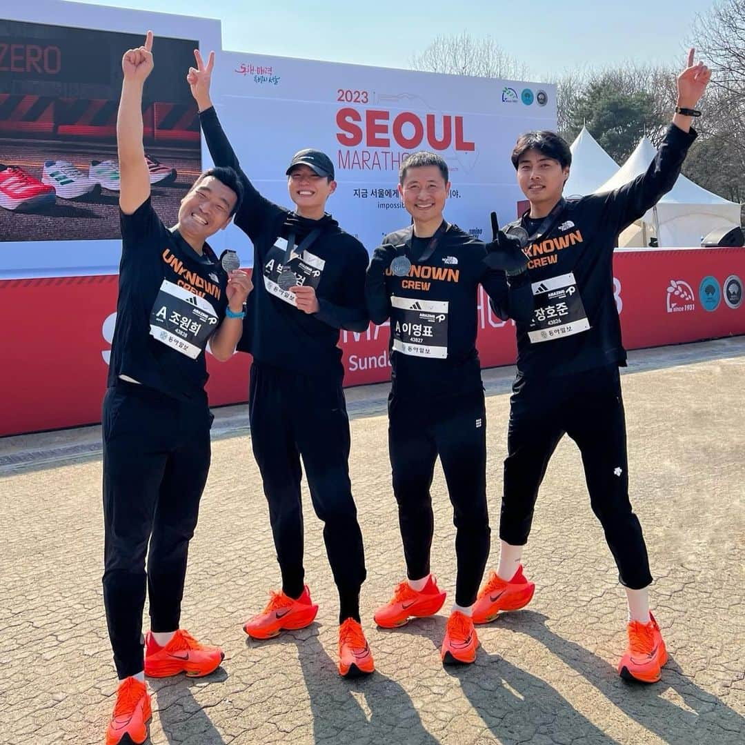 チョ・ウォニのインスタグラム：「서울 마라톤 🔥 10km 45분40초 준비하니 되는구만👍 풀코스 도전?🤔ㅎㅎ #언노운크루 #UNKNOWNCREW  #션 #이영표 #진태현 #임시완 #박보검 #김지섭 #장호준 #엄태건」