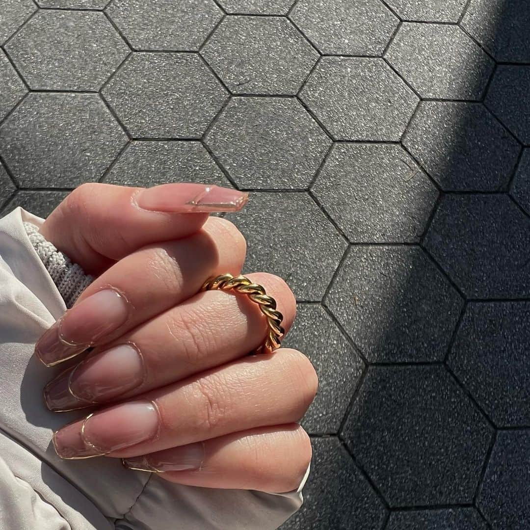 Honokaのインスタグラム：「. . New nail✨ ダスティーピンク×グラデ×ゴールド囲み シンプルだけど被らなさそうなデザインがお気に入り🥰  accessory: @thelimely   TWIST ROPE RINGを付けてるよ♡ とってもかわちぃ🥺ྀི  ・金属アレルギー対応 ・サビに強いため変色しにくい ・海やお風呂も付けっぱなしOkey  #newnails #ネイルデザイン #春ネイル #グラデーションネイル #ピンクネイル    #LIMELY #ライムリー #肌に優しいアクセサリー #つけっぱなし #金属アレルギー対応 #316l #サージカルステンレス」