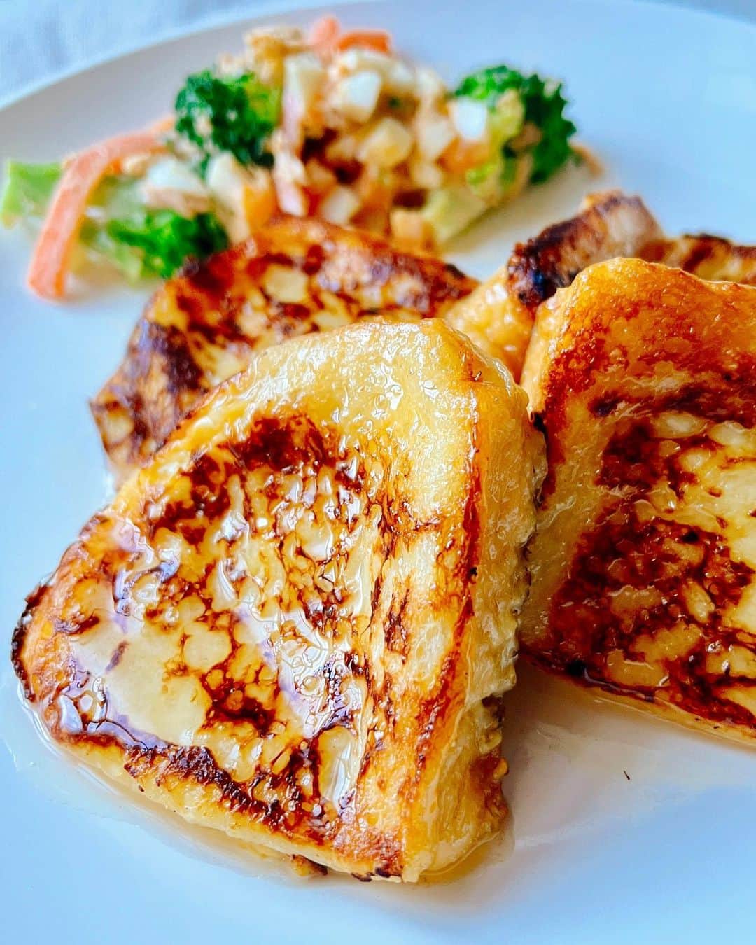 トテンのインスタグラム：「たまちゃんの、キラキラ✨フレンチトースト🍴 進級したら5年生です🌸  週末ランニングスタイルで焼いてくれたフレンチトーストは、中までたっぷり卵が染みてふんわりぽたぽた🤤💓  そしてたいぽんの頃からお世話になっている地元ランニングクラブにつむちゃんも入団することになったのですが、 たま姉さんが近くにいるというだけで、とっても楽しそうでした🤗  そんな姉さんの目標は、春の大会で1000mの強化指定選手入りを果たすこと。記録まであと少し。  週3回、自らに朝練を課して絶対に寝坊しないたまちゃん👏🏻 努力する日々こそが宝物。応援できること、成長を喜べることって、しあわせですね☺️」