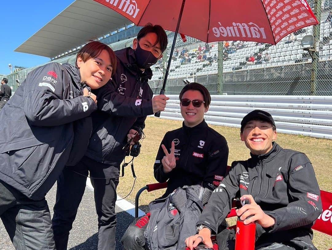 柳田真孝さんのインスタグラム写真 - (柳田真孝Instagram)「. Super Taikyu Rd.1 鈴鹿　決勝  新たなチャレンジとして取り組んだTEAM ZEROONEのプログラム。  決勝レースは、 ST-3クラス25号車は、途中マシントラブルを起こし、ピットで大幅にロスをした影響でクラス5位に。  ST-Z（GT-4）クラス26号車は、序盤ドライブスルーペナルティを受けるも、ドライバーがリカバリーをしてくれたのと、ピットのタイミングが良く、最後はトップに上がれるなぁと思っていた時に赤旗。レース終了となり、2位表彰台獲得でした。 新型Z、GT-4車両の初戦と、チームが新しい体制で臨んだ初戦で表彰台を獲得出来た事は素晴らしい事だと思います。  ただ、25号車のトラブルなど、まだ課題は多いです。これからチーム共に成長して行きたいと思います。  スポンサーの皆様、日産大学校の生徒の皆さん、チームの皆さん、チームに華を添えてくれ、サポートしてくれるラフィーネレディの皆さん、ありがとうございました！  今日は週末の疲れが溜まっている中、raffiné μ'sのお二人から頂いた素敵な音楽を聴き、癒されながドライブしています🎶  #teamzeroone  #raffinée」3月20日 12時21分 - masatakayanagida