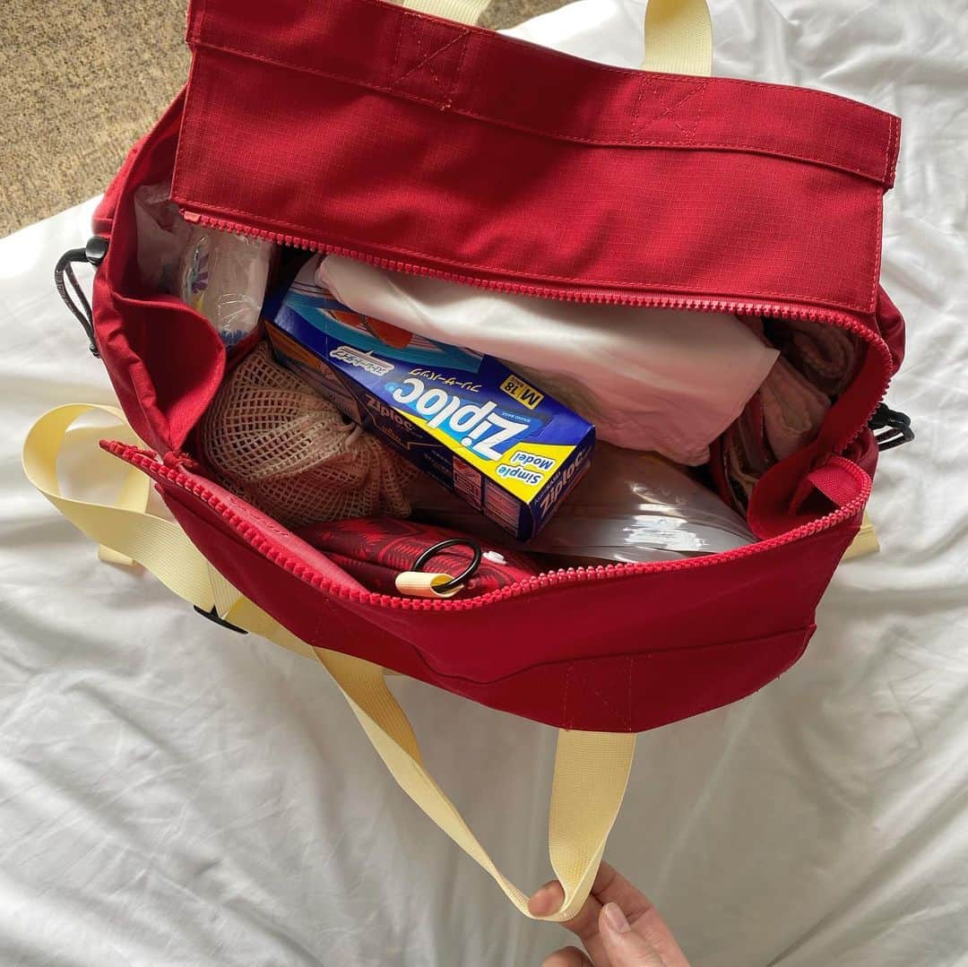 沙田瑞紀さんのインスタグラム写真 - (沙田瑞紀Instagram)「デカマザーズバッグ。 妊娠中はマザーズバッグと言われるものを持つのに抵抗があって、いらなくね？自分のリュックに入れよって思ってたのですが...想像以上に荷物が増えるんだね...。  んで買ってみた☺️ 重宝しすぎていてありがとうという気持ちを表明したい。  この時代にマザーズバッグって名前なの違和感はあるんだけどね。ファミリーバッグとかでもいいんじゃないかな。という一意見でした。  @pendleton_jp @spickandspan_jp  #マザーズバッグ」3月20日 12時22分 - mizuki_masuda
