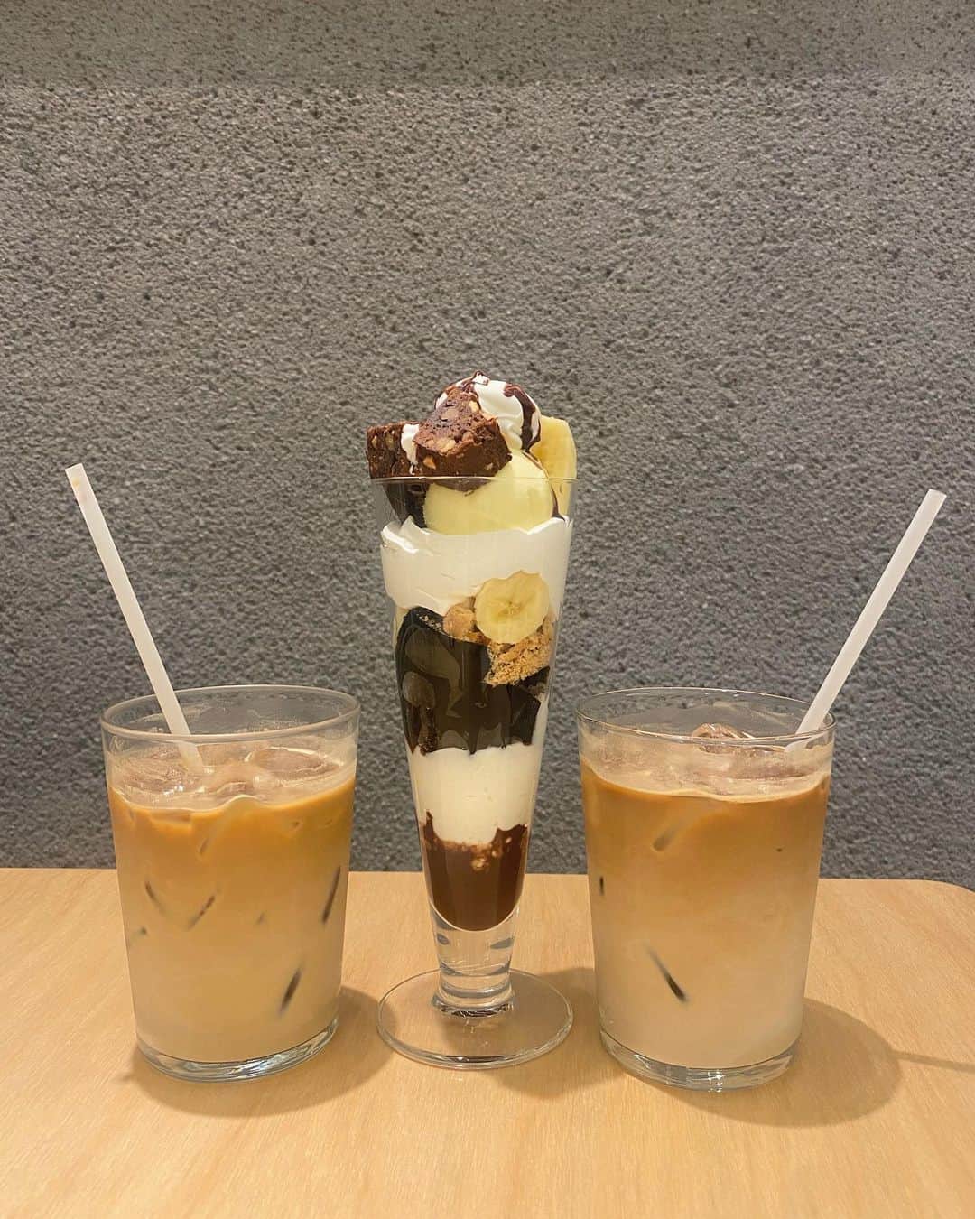 福長優のインスタグラム：「💛🤎🤍  いつもは飲む気（←）で行くけど 今回は美味しいご飯して 軽く飲んで カフェして帰るなんて 良い流れ〜🤍🤎  私はもぅ記憶失くすほど 飲めなくなりました。笑  幼なじみのようこ🫶🏼 ずっと変わらない関係💓  #横浜イタリアン #newoman横浜 #newomanカフェ」