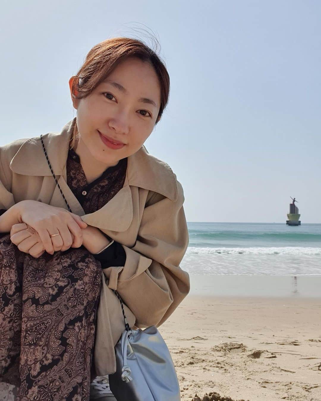 三浦由衣のインスタグラム：「韓国へやって来て1年🌏  これからも 新しい経験が待っているのでしょう 新しい自分と出会うことを楽しみながら、皆さんとも共有していけたらと思います🌬  明日は春分ですね。 宇宙元旦おめでとう💫💫  新しい環境になる方も多いかもしれませんがお身体に気を付けてね。応援しております！  한국 온지 1년🌏  앞으로도 새로운 경험을 많이 하겠지요ㅎㅎ 새로운 나를 만나는 걸 기대하며 여러분과도 공유했으면 합니다🌬️ 항상 건강하세요~~!!  らぶ」