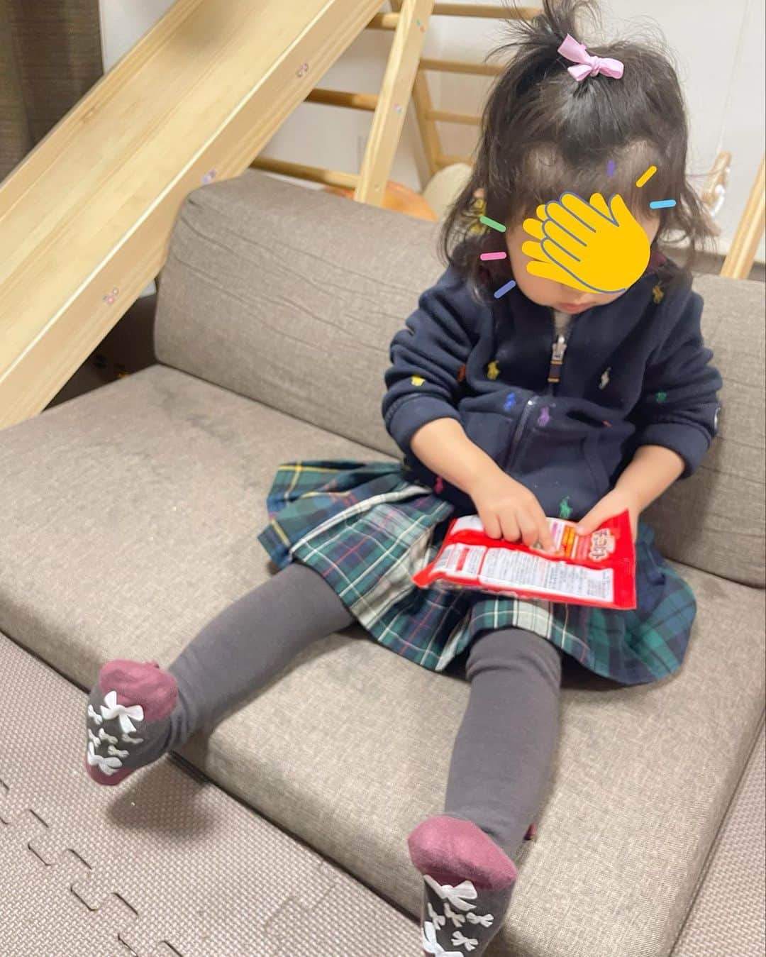 のインスタグラム：「最近、お菓子を買っても家帰るまで開けちゃダメ！って言うとちゃんと守ってくれる😊 成長してるの嬉しい。 後はトイトレだ！幼稚園までには頑張らないと!! おむつ替えは、タイツだと全部脱がないとだから大変だけど、この靴下タイプならとっても楽。ぱっと見タイツなのが可愛いし、足の裏まで可愛かった（笑） 今の時期に丁度いいなぁ〜😊✨✨✨  PR @urban_mini_style #urbanministyle #urban_mini_style #キッズタイツ #子供タイツ #カラータイツ #まるでタイツ #女の子タイツ #2歳10ヶ月 #2歳児」