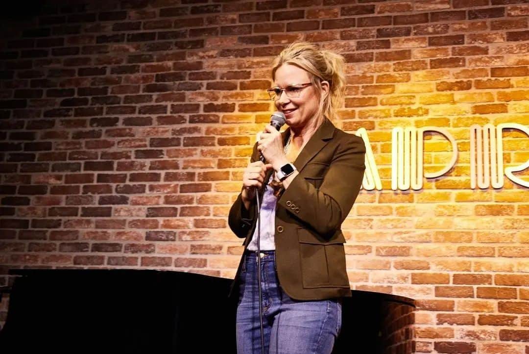 メアリー・リン・ライスカブのインスタグラム：「Shots by @jenrosenstein from our last @asphaltcomedy Next show is Thursday March 30th in The Main Room! #hollywoodimprov #comedy」
