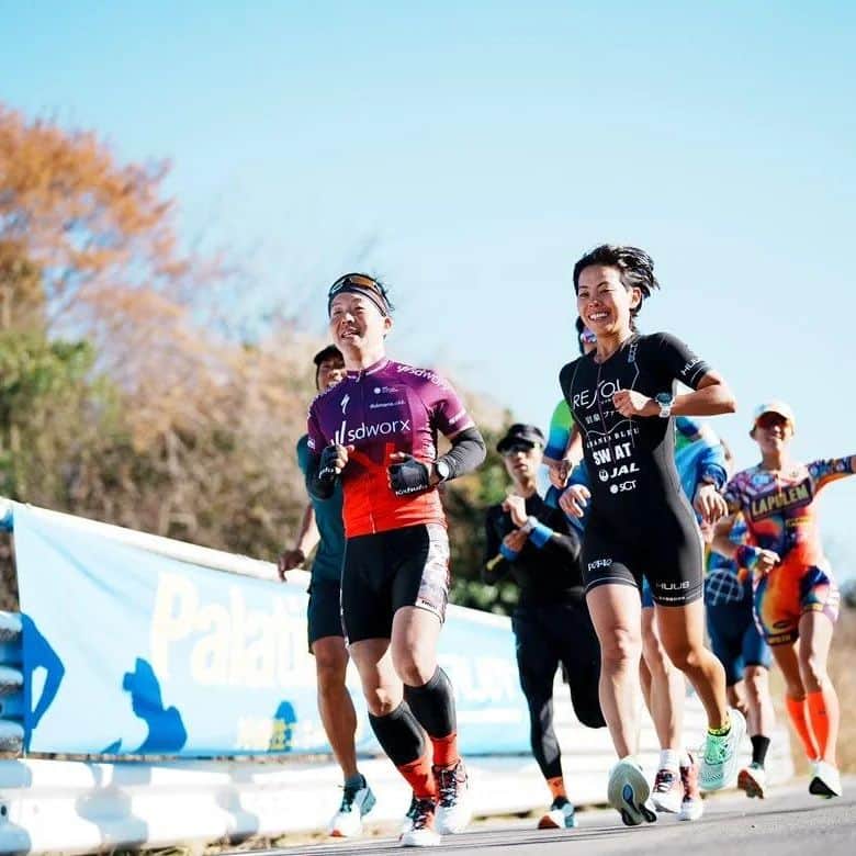 上田藍さんのインスタグラム写真 - (上田藍Instagram)「. 🚲️🚲️🚲️🚲️🚲️🚲️☀️🚲️🚲️🚲️🚲️ 🌟第5回しろさとTT200🌟  昨日茨城県城里町で開催されたイベントに、ゲストライダーとして100kmの部に参加をしてきました。(カテゴリーは、200km、100km、50kmに分かれています🚲️)  今回で3回目の参加となりましたが、イベントの日はいつも晴天に恵まれて、参加された皆さんと良い汗をかいてきました😊🚲️✨  バイクの走行を終えたあとは、ブリックランとして、ランニングができるコースも設置して下さっているので、 トライアスロンのレース感覚(バイクで追い込んだ後の消耗した足でランニングに移る感覚)を掴むことができ、皆さん『疲れた～！』『足がパンパン～』と疲労感を口にされながらも、バイクシューズからランニングシューズに履き替えて、いそいそとランニングをされるので、本当に楽しまれているなぁ～🤗✨と、一緒になってイベントを満喫させて頂きました☀️  会場で応援の声を下さった皆さん、ありがとうございました🌿✨  来週にフィリピンで開催される【アイアンマン70.3ダバオ】大会に向けて、パワーを注入していただきました🙌💛  100kmもアベレージ39.2km/hと、集中して自分の走りを確認することができ、更なる伸び代をみつけられました💪✨ レベルアップしていけるよう、引き続き強化を充実させていきます。  次回の開催は11月上旬とのことでしたので、またチャレンジされたい方や興味を持たれた方はぜひ、一緒にチャレンジしましょう😊🎵  小野口カメラマンさん、いつも素敵な写真を撮ってくださり、ありがとうございます📷️✨ @k.onoguchi  #しろさとTT 200 #lumina #自転車イベント #素敵なイベントです🙌 #ceepo #shimano #huub #wahoo #newbalance  #トライアスロン　#上田藍 #感謝🌿  🚲️🚲️🚲️🚲️🚲️🚲️🚲️🚲️🚲️🚲️🏃」3月20日 12時37分 - ai_love_tri