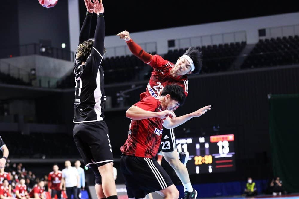 吉野樹のインスタグラム：「. PLAYOFFS 2nd stage vs ジークスター東京 33-32 win🔥  延長の末、勝利することができました！！ 皆様、本当に熱い応援ありがとうございました。  苦しかった。 でも、最高のゲームだった。 チームの仲間を誇りに思います。  あと、1つ。  全員で闘おう。 全て出し切ろう。 皆様の力をお借りします。 応援宜しくお願いします🔥  Next . FINAL 🗓️3/21(火) 🕐17:30スローオフ 🆚豊田合成 🏟️豊田合成記念体育館　ENTRIO  #PLAYOFFS #handball #トヨタ車体 #トヨタ車体ブレイヴキングス  #bauerfeind  #bauerfeindjapan  #newera  #newerajapan  #asics #asicsjapan  #soundmindsoundbody」