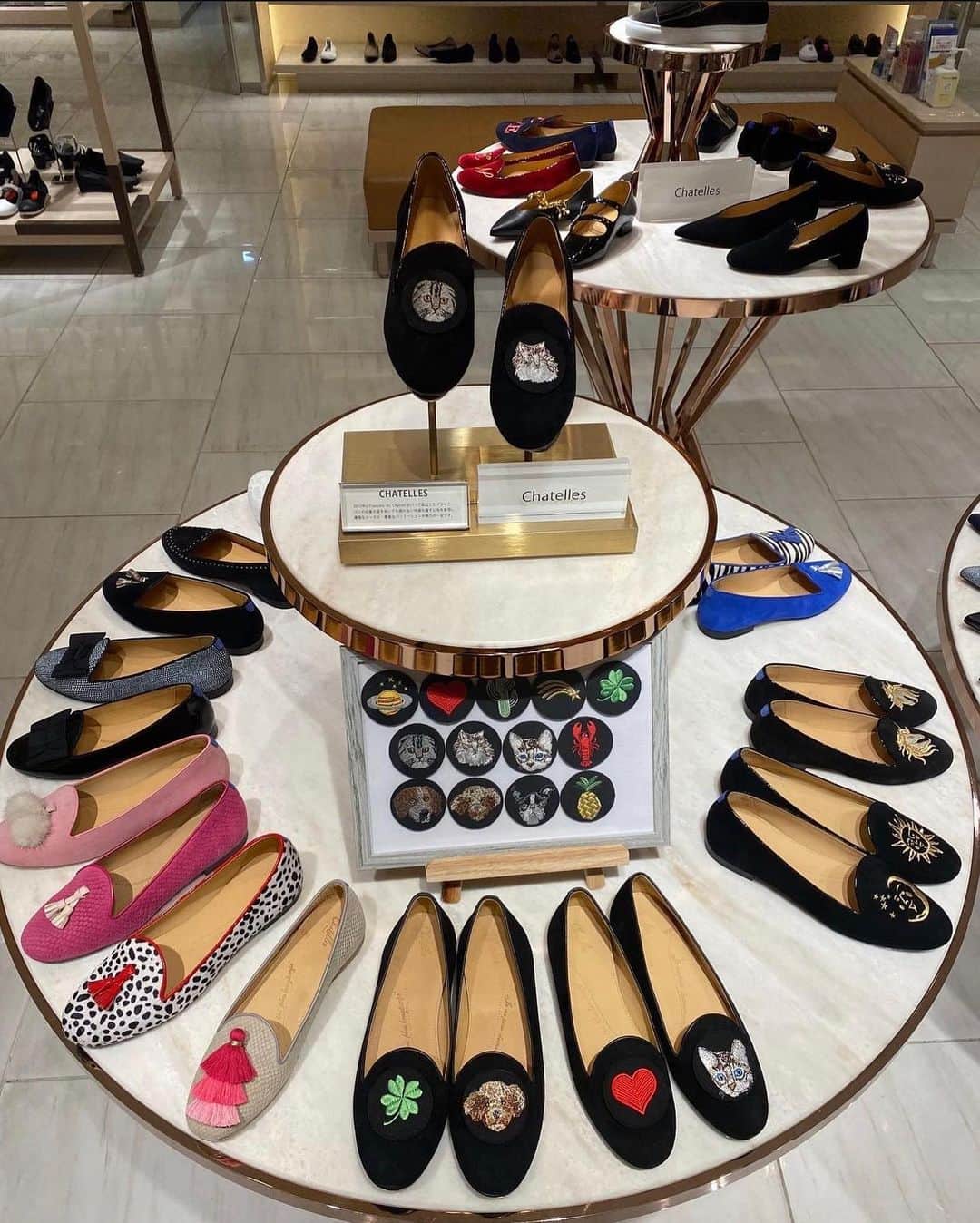 MAMIさんのインスタグラム写真 - (MAMIInstagram)「素敵な靴は素敵なところに 連れていってくれる  Nice shoes take you to a nice place👠🥿  歩きやすくて上質な @chatelles_slippers_jp  @chatelles_slippers   フランスから クリエイティブディレクター マーケティングディレクター さんがいらっしゃるとのことで ご招待頂きいざ伊勢丹へGO  とってもおしゃれでラブリーな デザイナーご夫婦と靴選び♡	 @inesdecominges  とにかくおしゃれで気さくで happy♡	 Instagram見てみて👀  babyからfashion、jewelry まで楽しく🇮🇹🇯🇵お話しできて 素敵な時間。  いつもフラットシューズが 可愛すぎる　@kaori.omura  ちゃんにばったり会えた♡	  シックでキラキラなこちらにしました。新作です✨  女子はカスタムとか世界に一つとかの言葉に激弱いですが こちらのお靴は ポンポンやタッセル、 刺繍がオプションオーダー できるのでお気に入りの特別な一足になります🎁  そしてとにかく歩きやすい 歩くたびに太陽が反射して 素敵🌞 足の甲や，膝下すねエリアまで 綺麗に見せてくれるフラットシューズに出会えます♡	  #靴#shoesaddict #靴フェチ#フラットシューズ#シャテル #ぺたんこ靴 #足が綺麗に見える靴 #おしゃれは足元から #instashoes #instashoesfashion #inesdecominges#ポップアップストア#伊勢丹新宿店 #銀座三越」3月20日 13時00分 - mami_rcj