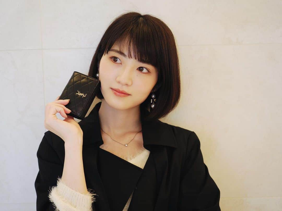 若月佑美さんのインスタグラム写真 - (若月佑美Instagram)「. 3月21日の今日は 一粒万倍日＋天赦日と寅の日らしくて 何かを新しくするには良い日みたいなので お財布変えるんだ☺︎♡ っていう報告。笑 やっぱり黒大好き。めちゃくちゃ可愛い。 春だけどね、私は春らしい黒を纏っていくよ。 . みんなは小物カラーにする派？ それともベージュとか黒や白とかのシンプル派？ . #ysl  #saintlaurent  #一粒万倍日と天赦日と寅の日が重なる日  #若月佑美」3月21日 17時00分 - yumi_wakatsuki_official