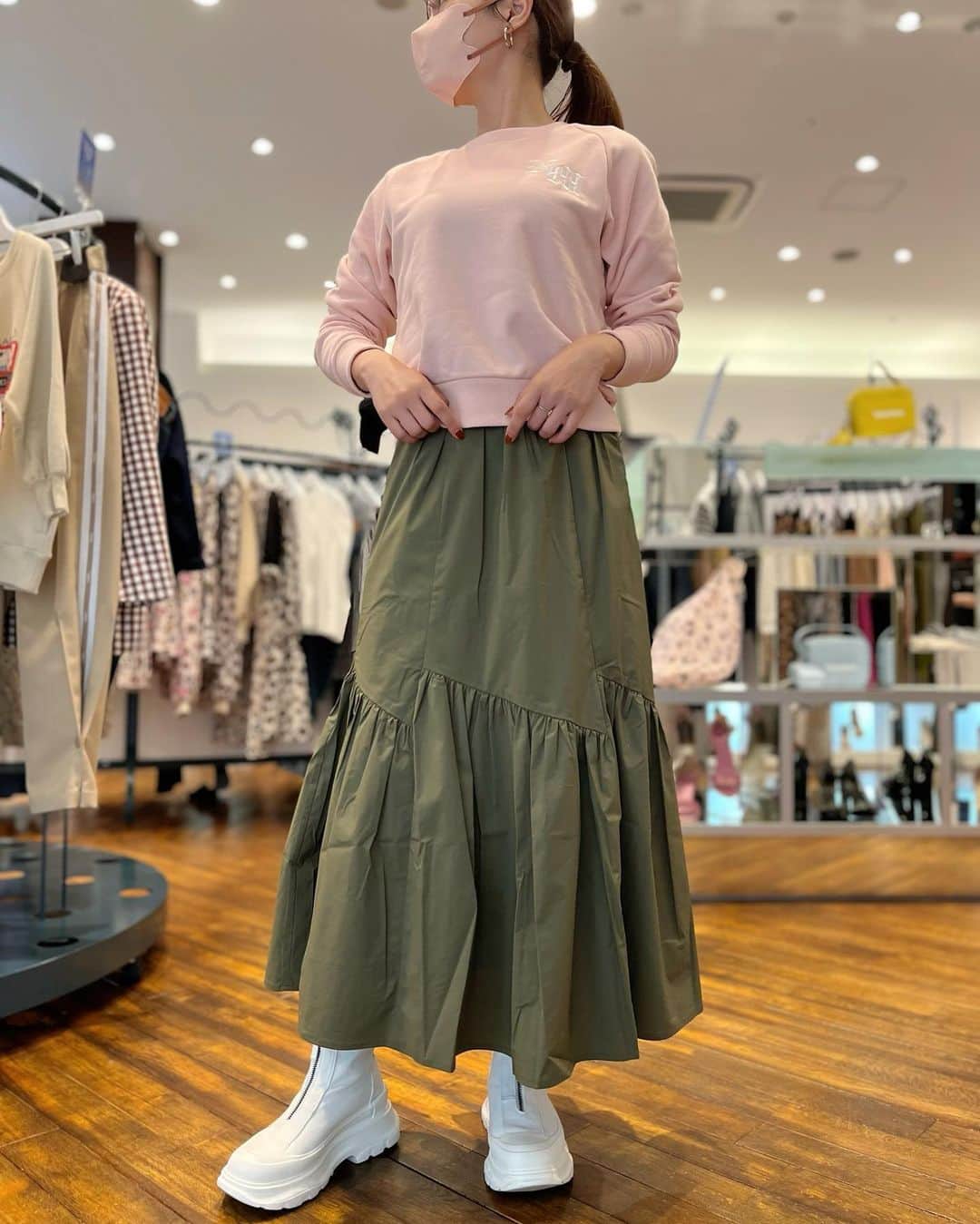 新谷美奈さんのインスタグラム写真 - (新谷美奈Instagram)「. ⁡ SAKURA COLOR🌸🍃 ⁡ さくらを連想させる配色で ワンツーコーデを春へと引き寄せ☺️ 合わせたスカートも大人気のアイテム！ たっぷりとした裾が軽やかでかわいい🥹🍃 　 sweat ¥17,600 tax in skirt ¥27,500 tax in / Nina mew ________________________________________ GATHER SPRING FAIR🌷🐝 3.11 sat - 4.10 mon ⁡ ▷ギャザーカード10回無金利 ▷お買い上げ金額の最大5%金券back (お買い上げ1万円以上から) ▷ゆめカード5回無金利(4/3まで) ⁡ @ninamew_official#Ninamew#ニーナミュウ#ゆめタウン#ゆめタウン佐賀#セレクトショップ#selectshop」3月20日 13時11分 - mina__0215
