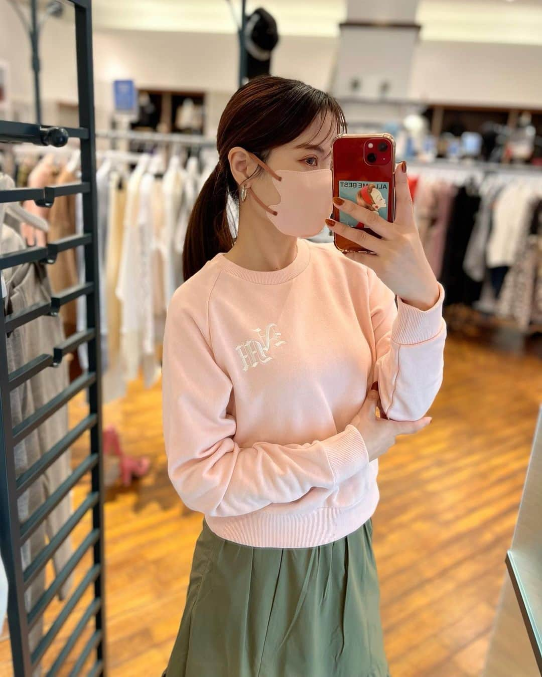 新谷美奈のインスタグラム：「. ⁡ SAKURA COLOR🌸🍃 ⁡ さくらを連想させる配色で ワンツーコーデを春へと引き寄せ☺️ 合わせたスカートも大人気のアイテム！ たっぷりとした裾が軽やかでかわいい🥹🍃 　 sweat ¥17,600 tax in skirt ¥27,500 tax in / Nina mew ________________________________________ GATHER SPRING FAIR🌷🐝 3.11 sat - 4.10 mon ⁡ ▷ギャザーカード10回無金利 ▷お買い上げ金額の最大5%金券back (お買い上げ1万円以上から) ▷ゆめカード5回無金利(4/3まで) ⁡ @ninamew_official#Ninamew#ニーナミュウ#ゆめタウン#ゆめタウン佐賀#セレクトショップ#selectshop」