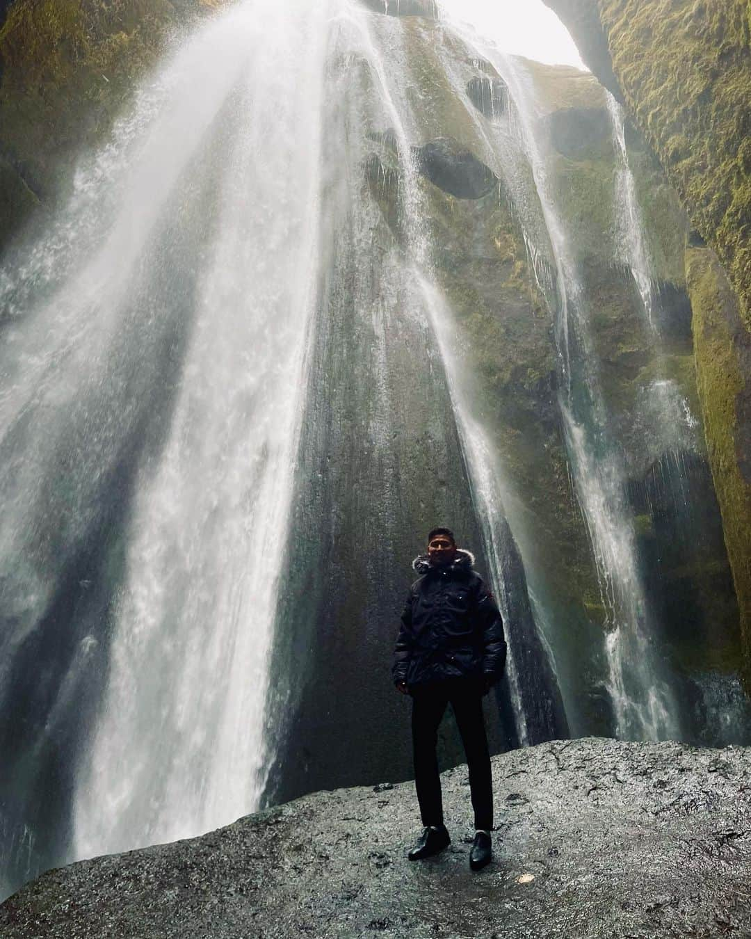 坂井幹のインスタグラム：「. . 📍Iceland🇮🇸-Gljúfrabúi . #iceland #アイスランド #gljufrabui  #滝」