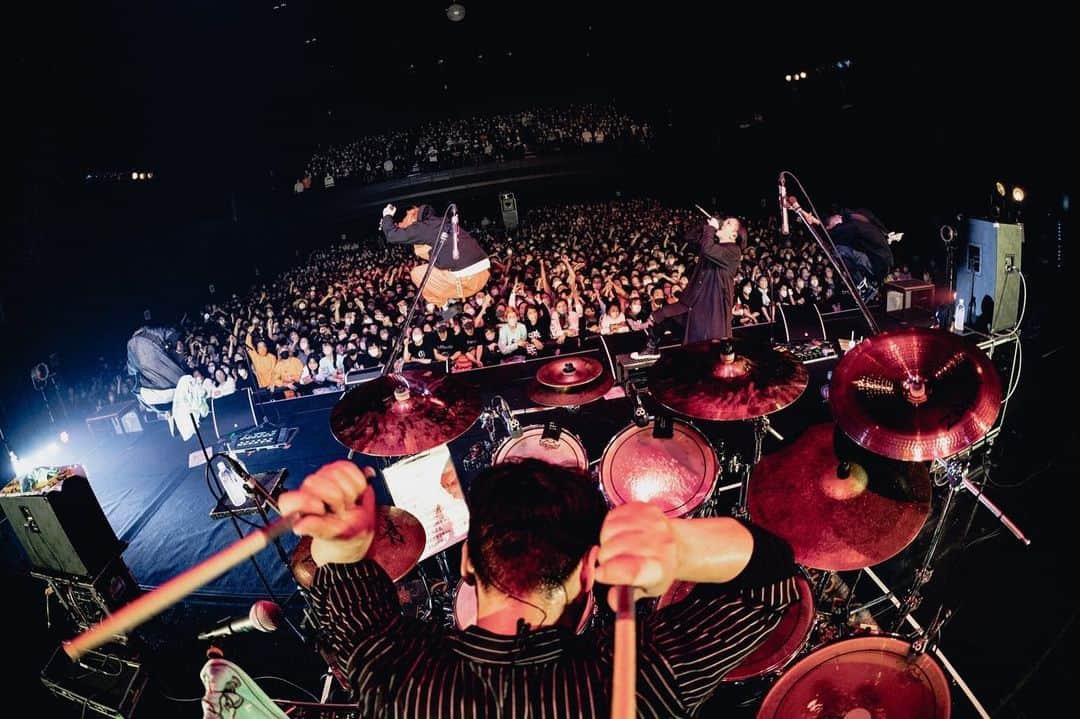 N∀OKIさんのインスタグラム写真 - (N∀OKIInstagram)「Zepp Osaka Bayside Hello Zepp Tour 2023  2本目  w / UVERworld  UVERの零戦はびっくりすらぁ🇯🇵 お互いの在るべく姿 剥き出しまくりな これぞ激しくふるえる 対バンライブでしたわなわな  ありがとうございました  写真 水飴みたいな唾液を飛ばしながらドローンに掴まって隣町のイオンまで行ったと虚言まわす @kawado_photo   #UVERworld  #ROTTENGRAFFTY」3月6日 5時01分 - chairoy1945