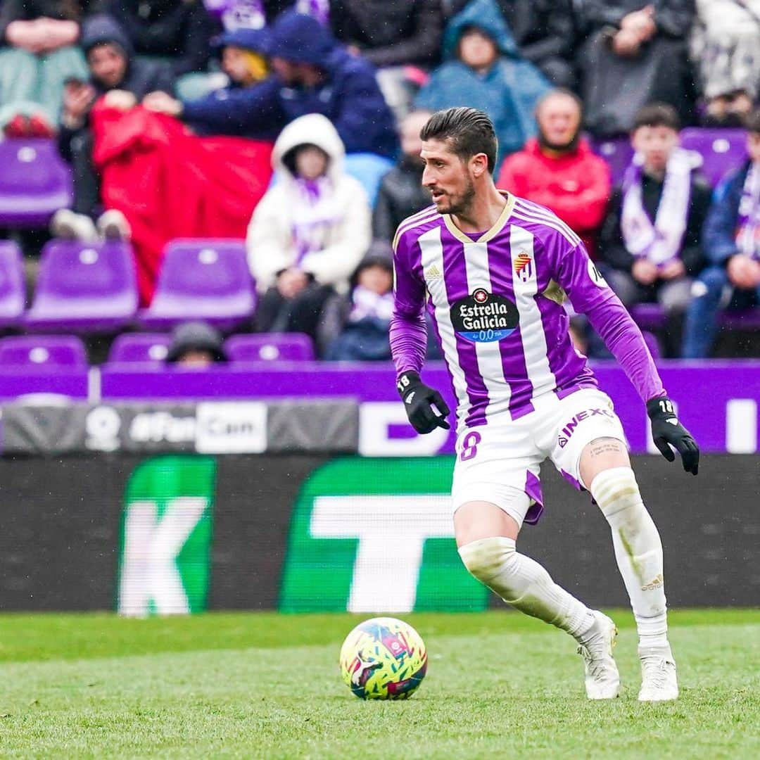 セルヒオ・エスクデロさんのインスタグラム写真 - (セルヒオ・エスクデロInstagram)「Volvemos a sumar 3 puntos. ⚪️🟣 Seguimos 💪🏼 @realvalladolid」3月6日 5時11分 - serescudero18