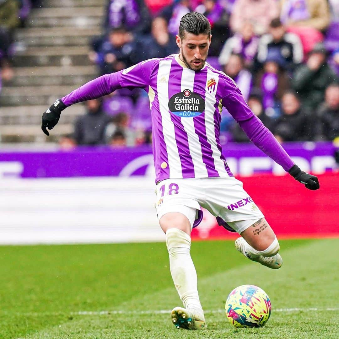 セルヒオ・エスクデロのインスタグラム：「Volvemos a sumar 3 puntos. ⚪️🟣 Seguimos 💪🏼 @realvalladolid」