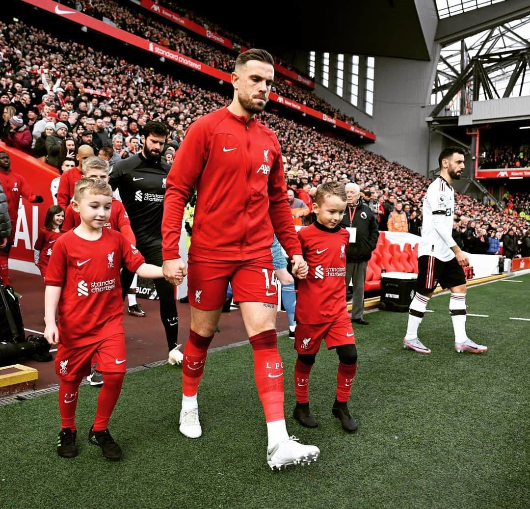 ジョーダン・ヘンダーソンのインスタグラム：「That’s now 4️⃣0️⃣0️⃣ starts for Hendo at the Reds 👏 A brilliant milestone, skipper❤️」