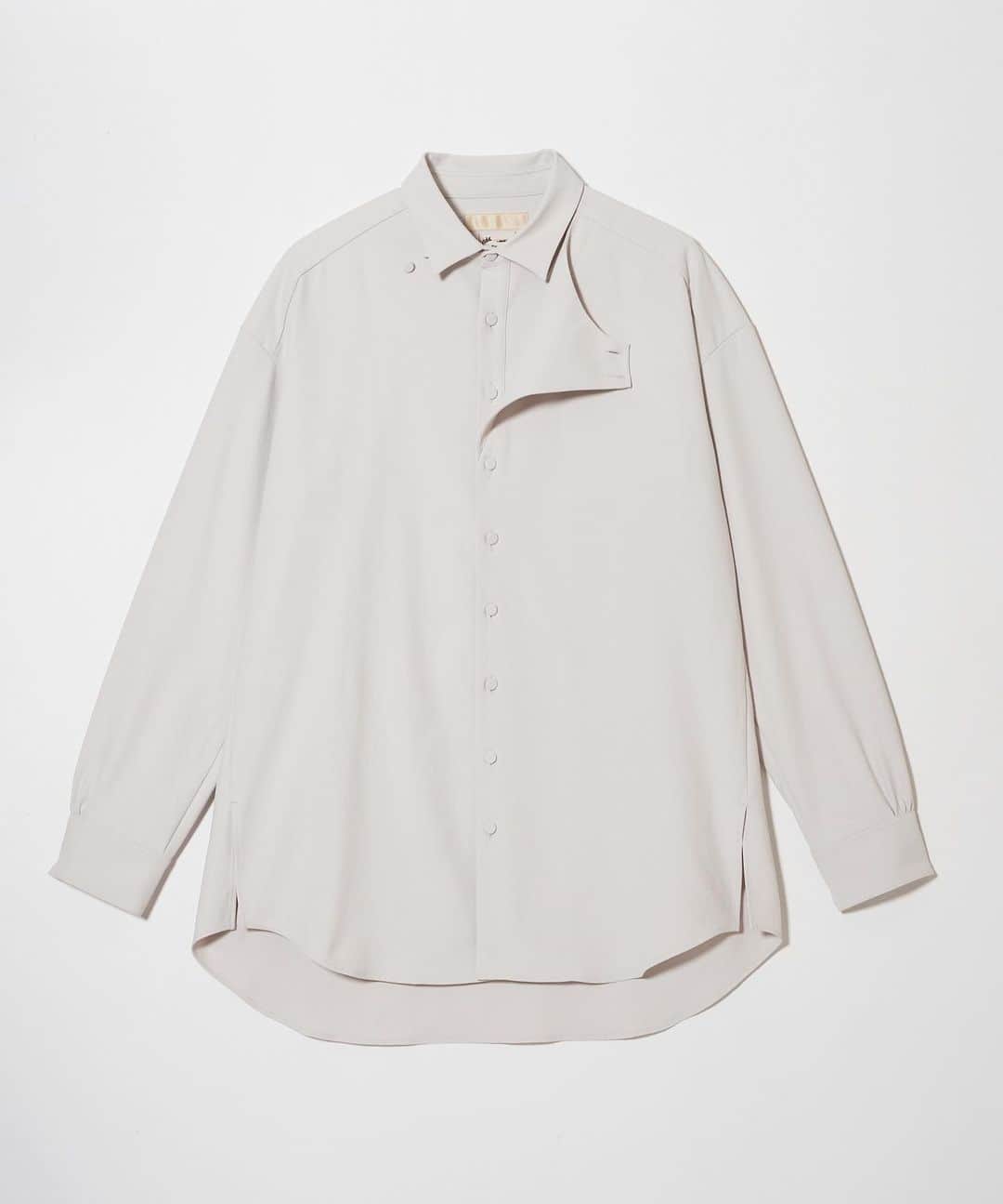 メアグラーティアのインスタグラム：「meagratia 23SS Flap shirt col. ecru  襟元のデザインが特徴的なワイドシャツ。襟元のフラッ プは開けて着ることも閉めて着ることもできる2way仕様 です。ややシャリ感がありドライタッチのポリエステル オックスを使用しています。 同素材のパンツ23231-0602とのセットアップもおすすめ です。  material Polyester 100%  #meagratia #23ss」