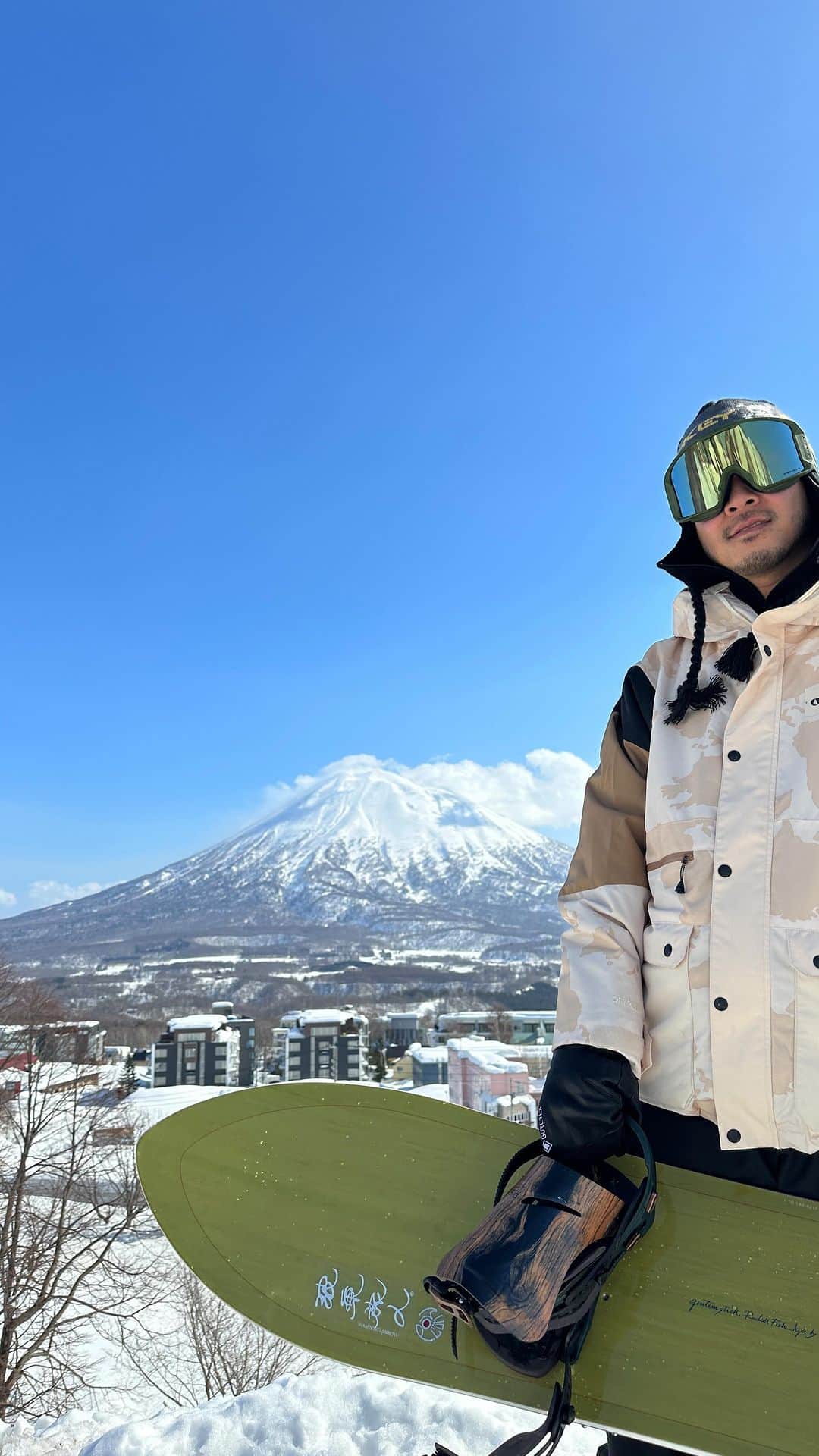 KENNY（吉原健司）のインスタグラム：「“Niseko Cruising” with @aki_kobayashi0126 最高のガイドをありがとう！ そして天気にも恵まれ、羊蹄山を眺めながらのスノーサーフ。 カービングってやっぱ最高に気持ちいい🏂」