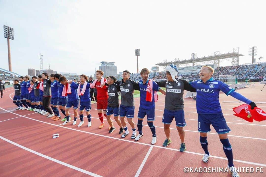 五領淳樹さんのインスタグラム写真 - (五領淳樹Instagram)「開幕戦勝利🎉 キックオフからずっと声を出し続けてたと思うけど、同点に追いついてからの会場の空気感はまさにHOMEでした👏あれは鹿児島の武器です😏👍 ありがとうございました🙌  試合前にJ通算200試合のセレモニーもしていただき、息子&甥っ子、姪っ子に花束を贈呈してもらい、セレモニー名物の後ろのポーズも完璧で最高の思い出になりました☺️ ここからまた次の300試合に向けて頑張ります💪  次はまたHOMEで戦えるので最高の雰囲気で共に戦いましょう🤝 #鹿児島ユナイテッドFC #11 #ITADAKISOUL #セレモニー軍団 #勝利に乾杯」3月5日 20時57分 - goryo11junki