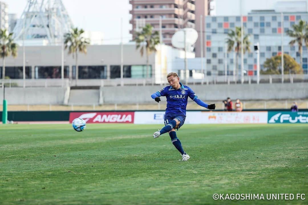 五領淳樹さんのインスタグラム写真 - (五領淳樹Instagram)「開幕戦勝利🎉 キックオフからずっと声を出し続けてたと思うけど、同点に追いついてからの会場の空気感はまさにHOMEでした👏あれは鹿児島の武器です😏👍 ありがとうございました🙌  試合前にJ通算200試合のセレモニーもしていただき、息子&甥っ子、姪っ子に花束を贈呈してもらい、セレモニー名物の後ろのポーズも完璧で最高の思い出になりました☺️ ここからまた次の300試合に向けて頑張ります💪  次はまたHOMEで戦えるので最高の雰囲気で共に戦いましょう🤝 #鹿児島ユナイテッドFC #11 #ITADAKISOUL #セレモニー軍団 #勝利に乾杯」3月5日 20時57分 - goryo11junki