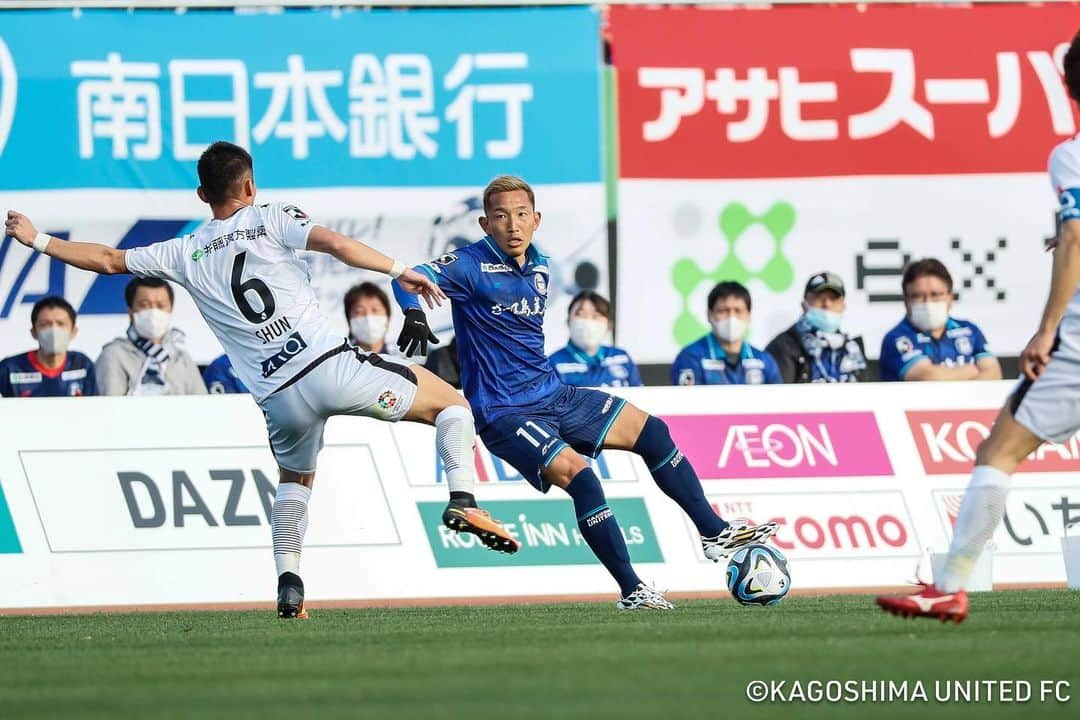 五領淳樹さんのインスタグラム写真 - (五領淳樹Instagram)「開幕戦勝利🎉 キックオフからずっと声を出し続けてたと思うけど、同点に追いついてからの会場の空気感はまさにHOMEでした👏あれは鹿児島の武器です😏👍 ありがとうございました🙌  試合前にJ通算200試合のセレモニーもしていただき、息子&甥っ子、姪っ子に花束を贈呈してもらい、セレモニー名物の後ろのポーズも完璧で最高の思い出になりました☺️ ここからまた次の300試合に向けて頑張ります💪  次はまたHOMEで戦えるので最高の雰囲気で共に戦いましょう🤝 #鹿児島ユナイテッドFC #11 #ITADAKISOUL #セレモニー軍団 #勝利に乾杯」3月5日 20時57分 - goryo11junki