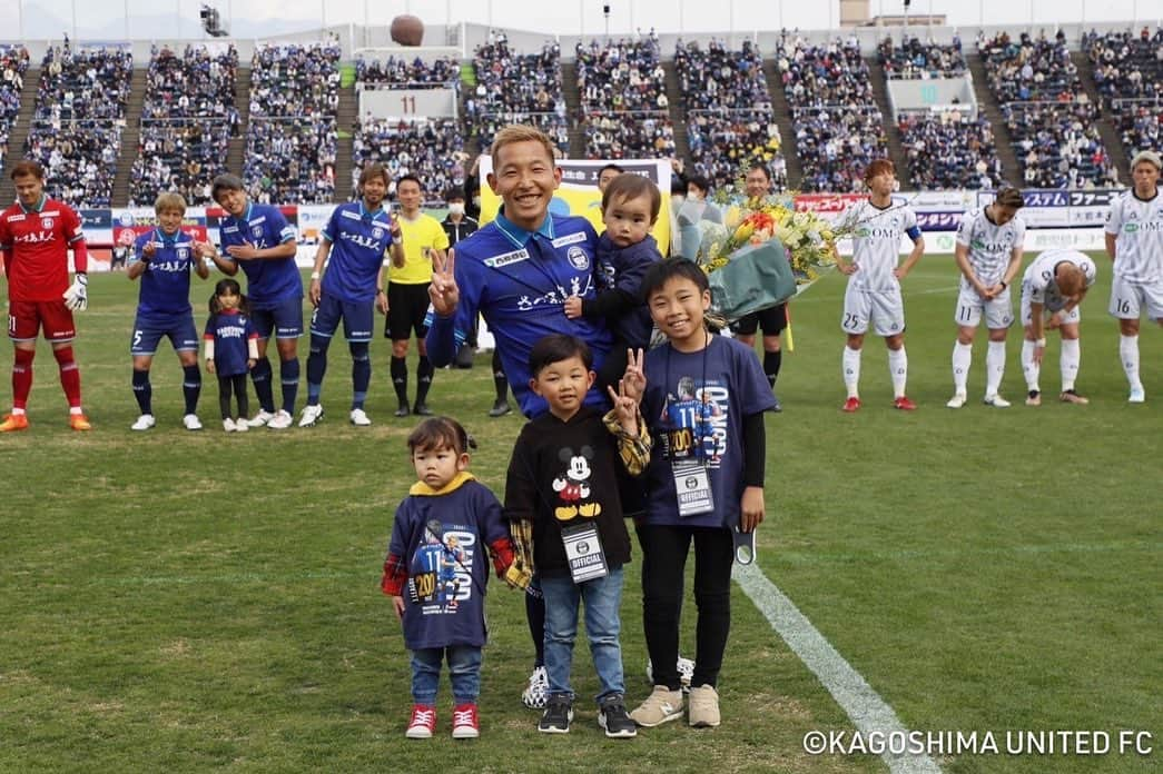 五領淳樹さんのインスタグラム写真 - (五領淳樹Instagram)「開幕戦勝利🎉 キックオフからずっと声を出し続けてたと思うけど、同点に追いついてからの会場の空気感はまさにHOMEでした👏あれは鹿児島の武器です😏👍 ありがとうございました🙌  試合前にJ通算200試合のセレモニーもしていただき、息子&甥っ子、姪っ子に花束を贈呈してもらい、セレモニー名物の後ろのポーズも完璧で最高の思い出になりました☺️ ここからまた次の300試合に向けて頑張ります💪  次はまたHOMEで戦えるので最高の雰囲気で共に戦いましょう🤝 #鹿児島ユナイテッドFC #11 #ITADAKISOUL #セレモニー軍団 #勝利に乾杯」3月5日 20時57分 - goryo11junki